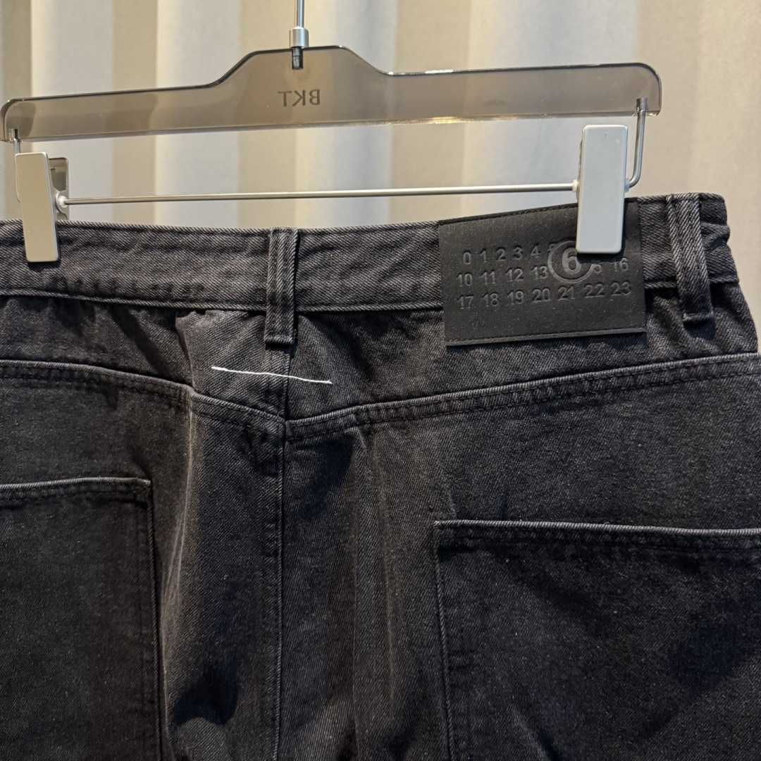 新款🌟YMM，直筒牛仔裤，采用优质牛仔面料打造，别具一格。logo皮标点缀，细节到位！上身效果个性十足！