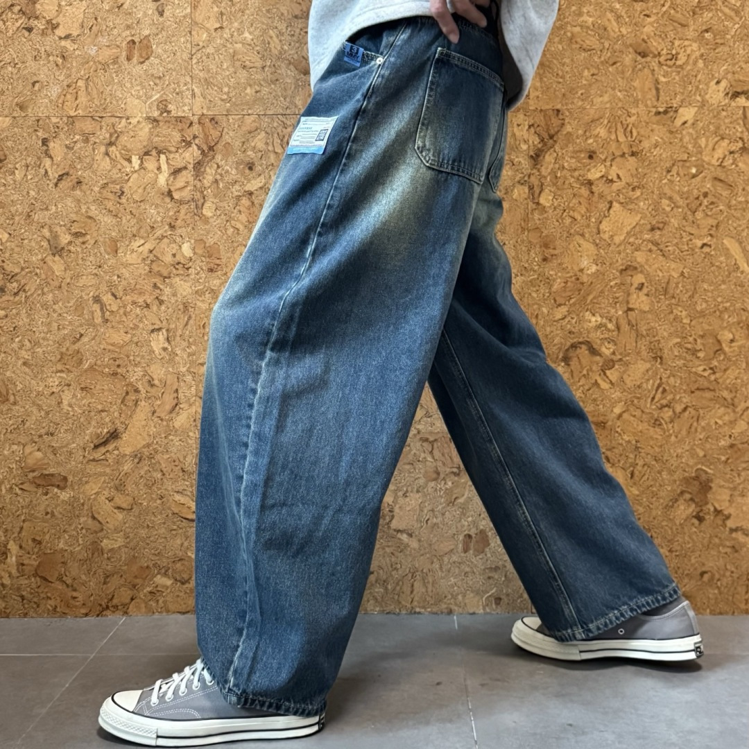新款🌟YMM，直筒牛仔裤，采用优质牛仔面料打造，别具一格。logo皮标点缀，细节到位！上身效果个性十足！