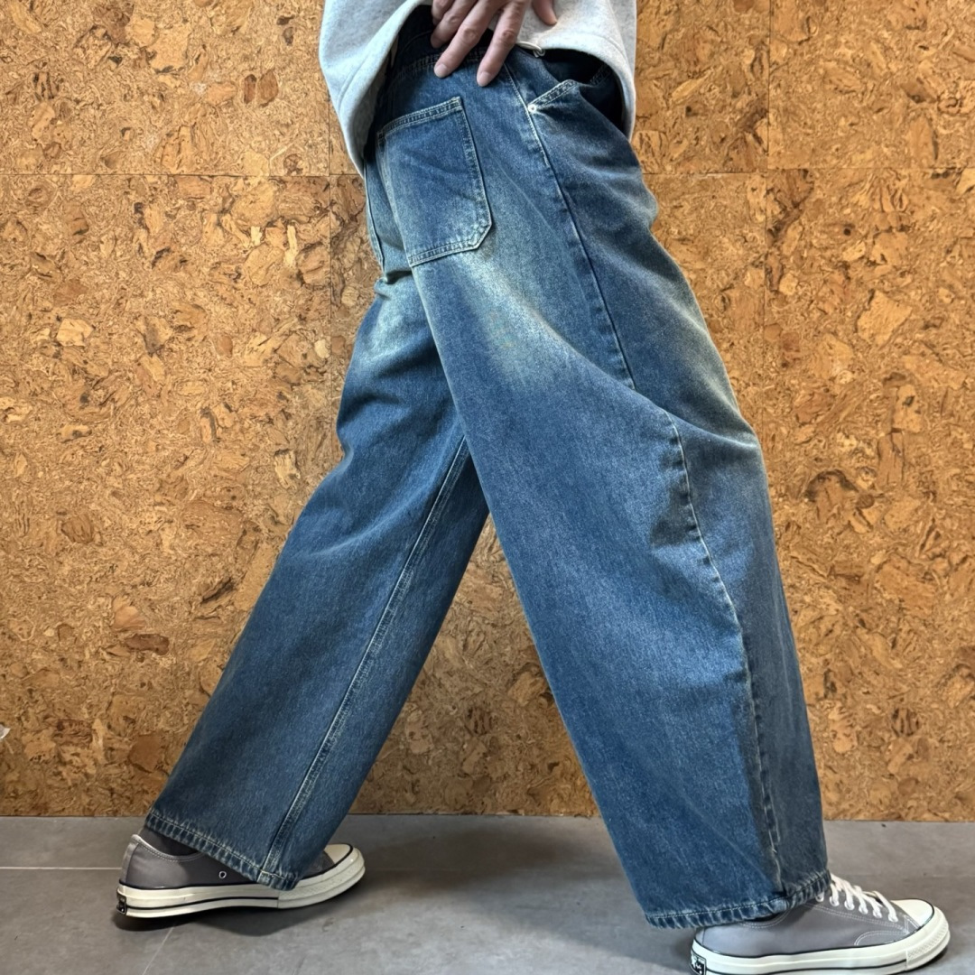 新款🌟YMM，直筒牛仔裤，采用优质牛仔面料打造，别具一格。logo皮标点缀，细节到位！上身效果个性十足！