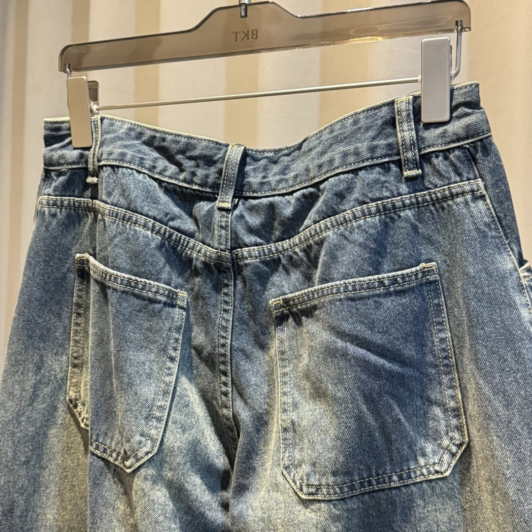 新款🌟YMM，直筒牛仔裤，采用优质牛仔面料打造，别具一格。logo皮标点缀，细节到位！上身效果个性十足！