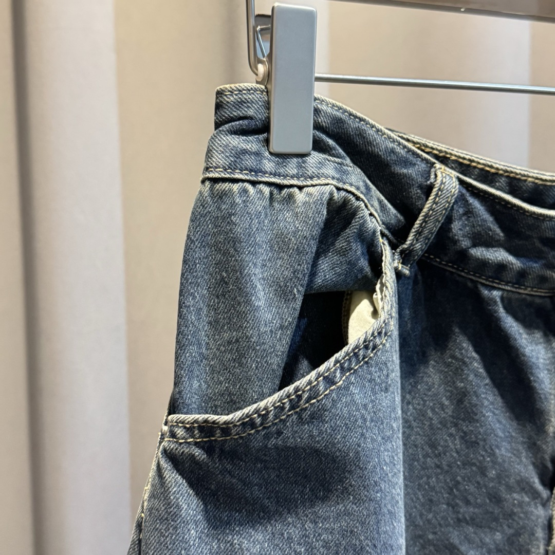 新款🌟YMM，直筒牛仔裤，采用优质牛仔面料打造，别具一格。logo皮标点缀，细节到位！上身效果个性十足！