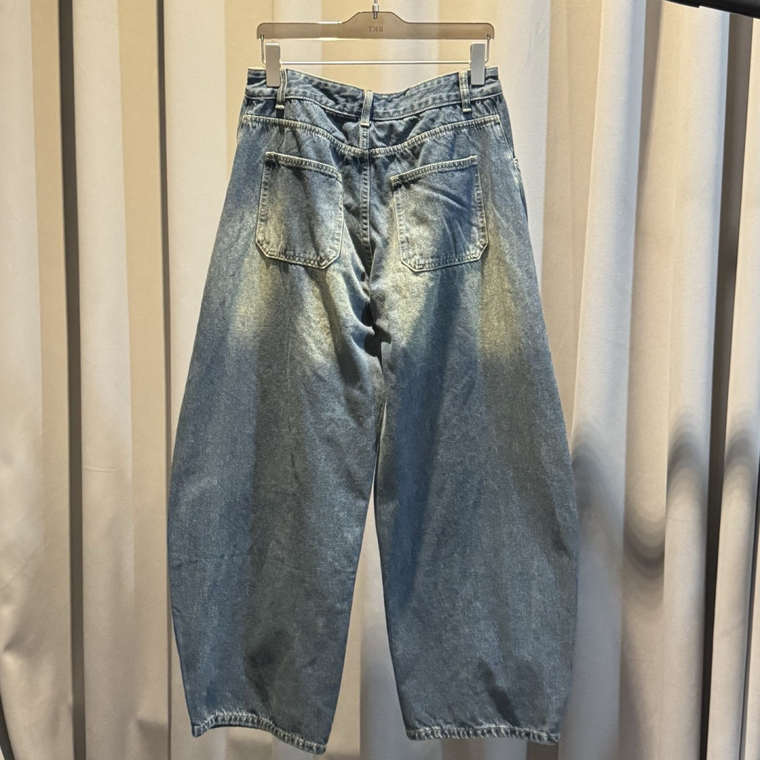 新款🌟YMM，直筒牛仔裤，采用优质牛仔面料打造，别具一格。logo皮标点缀，细节到位！上身效果个性十足！