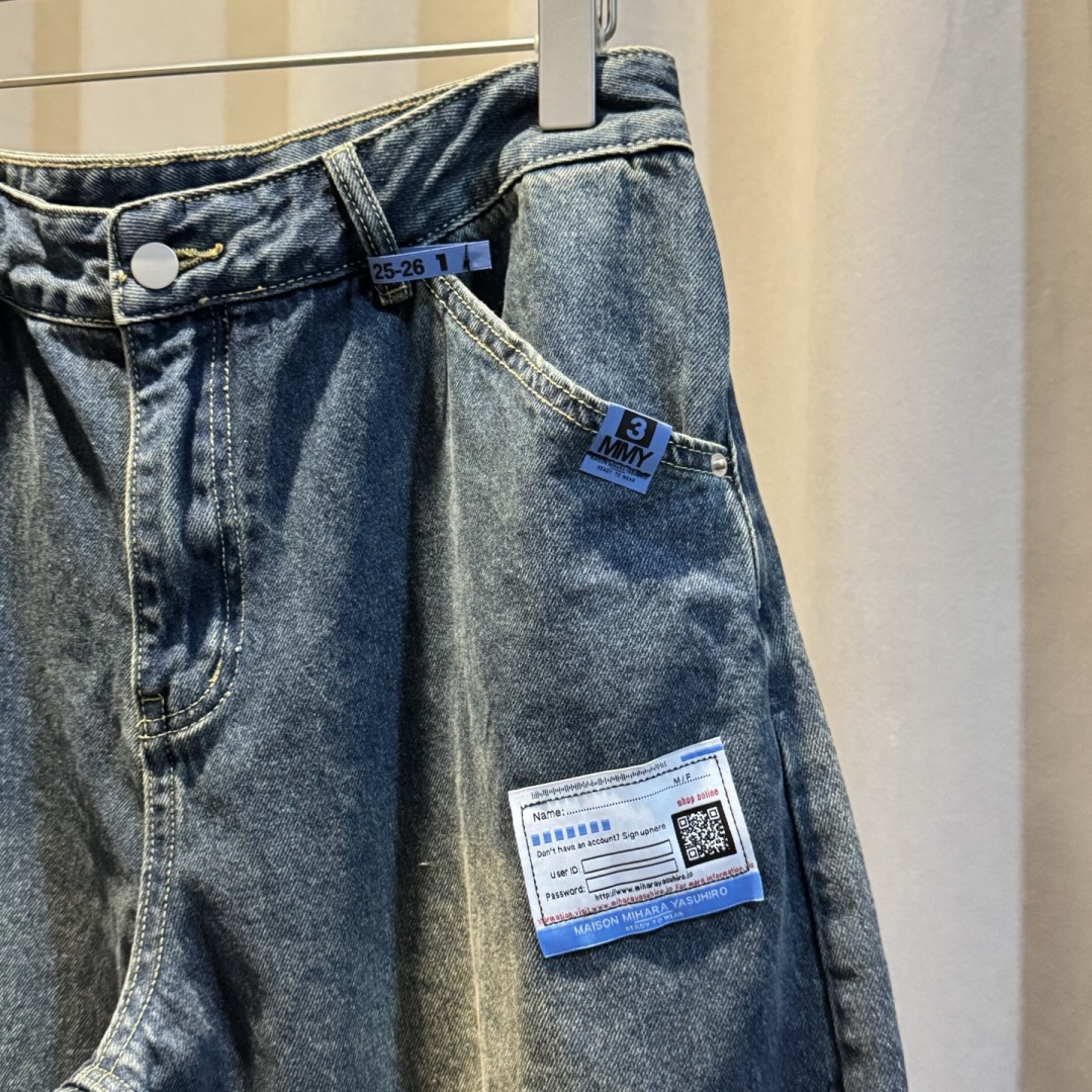 新款🌟YMM，直筒牛仔裤，采用优质牛仔面料打造，别具一格。logo皮标点缀，细节到位！上身效果个性十足！