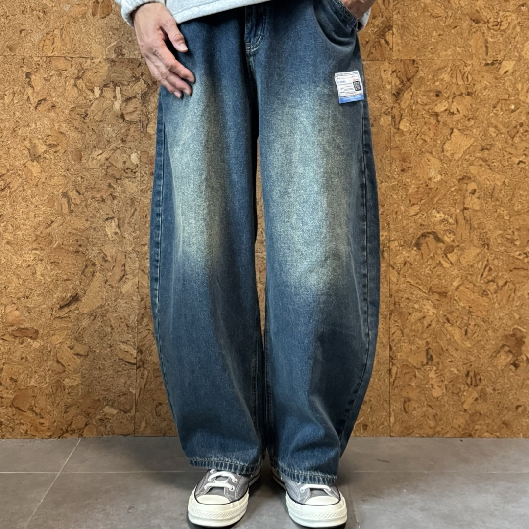 新款🌟YMM，直筒牛仔裤，采用优质牛仔面料打造，别具一格。logo皮标点缀，细节到位！上身效果个性十足！