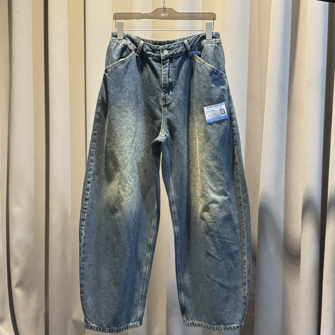 新款🌟YMM，直筒牛仔裤，采用优质牛仔面料打造，别具一格。logo皮标点缀，细节到位！上身效果个性十足！