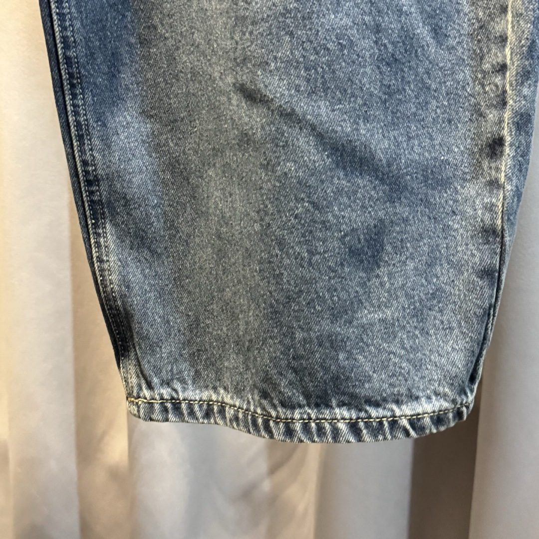 新款🌟YMM，直筒牛仔裤，采用优质牛仔面料打造，别具一格。logo皮标点缀，细节到位！上身效果个性十足！