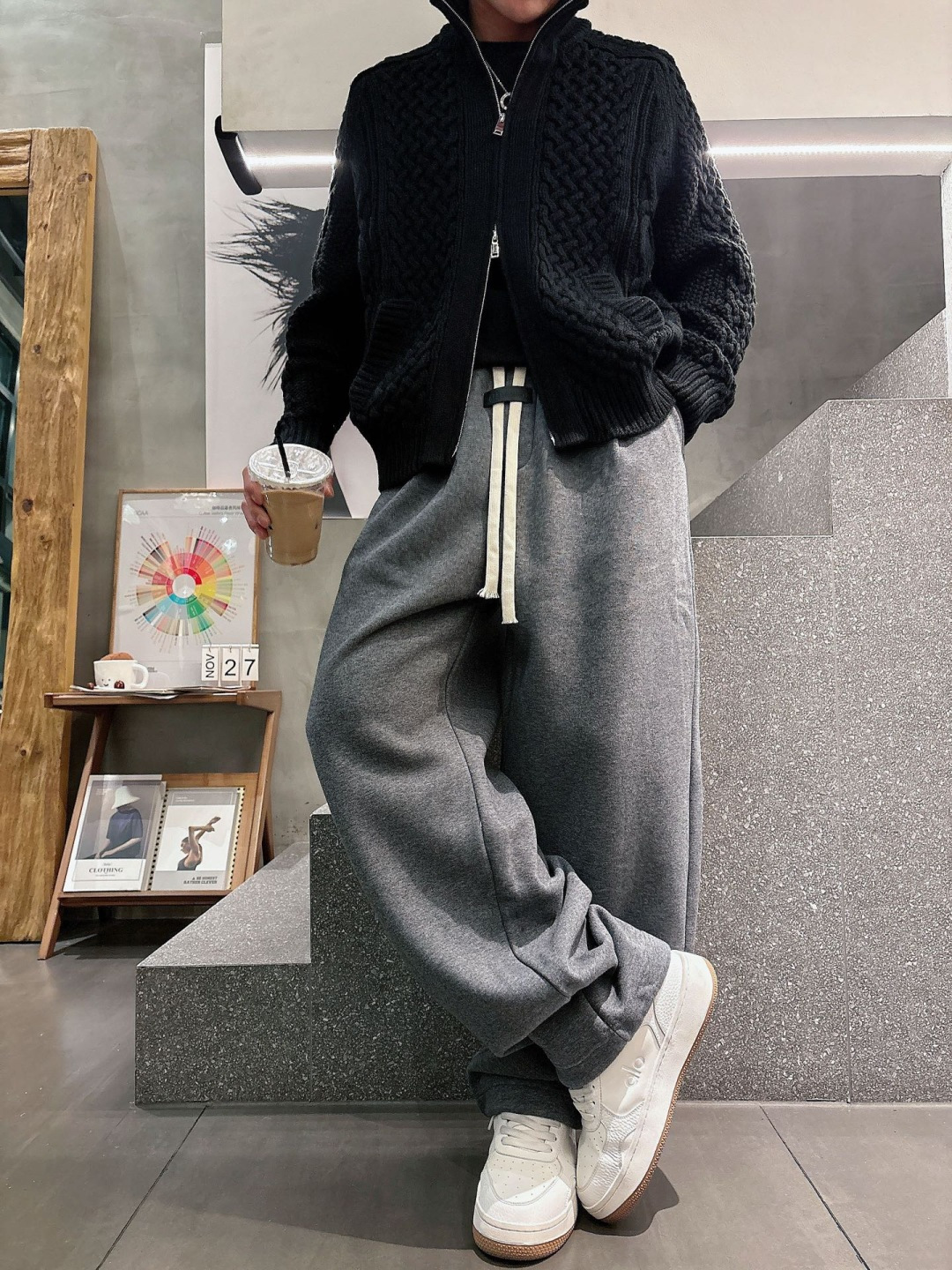 Lulu🔥🔥冬季新款休闲裤，采用优质纯棉加绒面料，手感柔软舒适，保暖性强，采用皮牌点缀，低调奢华，超级好