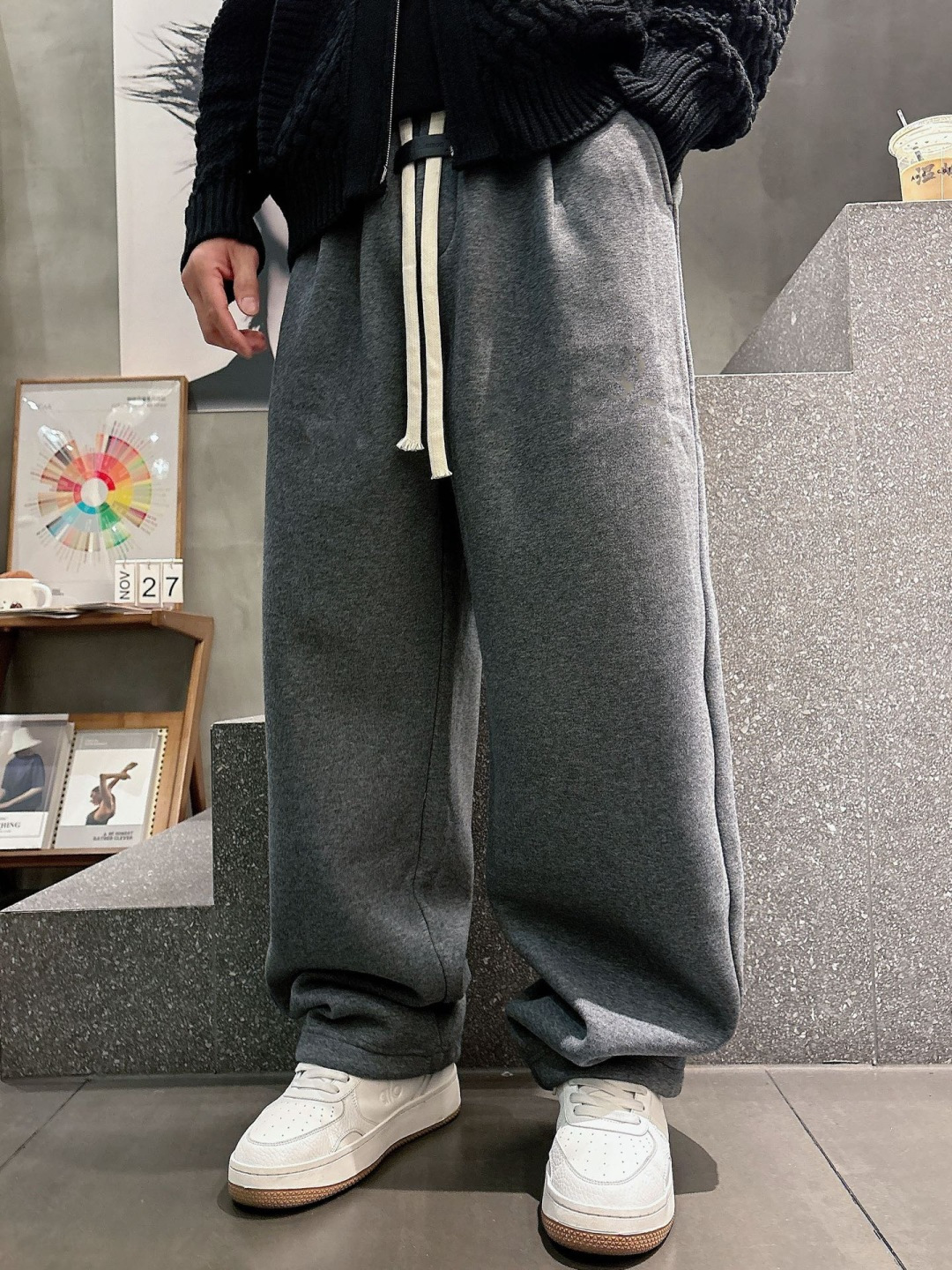 Lulu🔥🔥冬季新款休闲裤，采用优质纯棉加绒面料，手感柔软舒适，保暖性强，采用皮牌点缀，低调奢华，超级好
