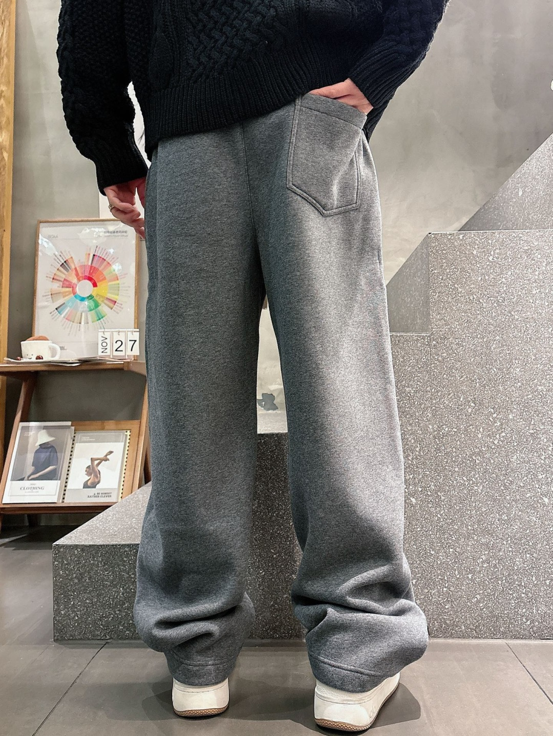 Lulu🔥🔥冬季新款休闲裤，采用优质纯棉加绒面料，手感柔软舒适，保暖性强，采用皮牌点缀，低调奢华，超级好