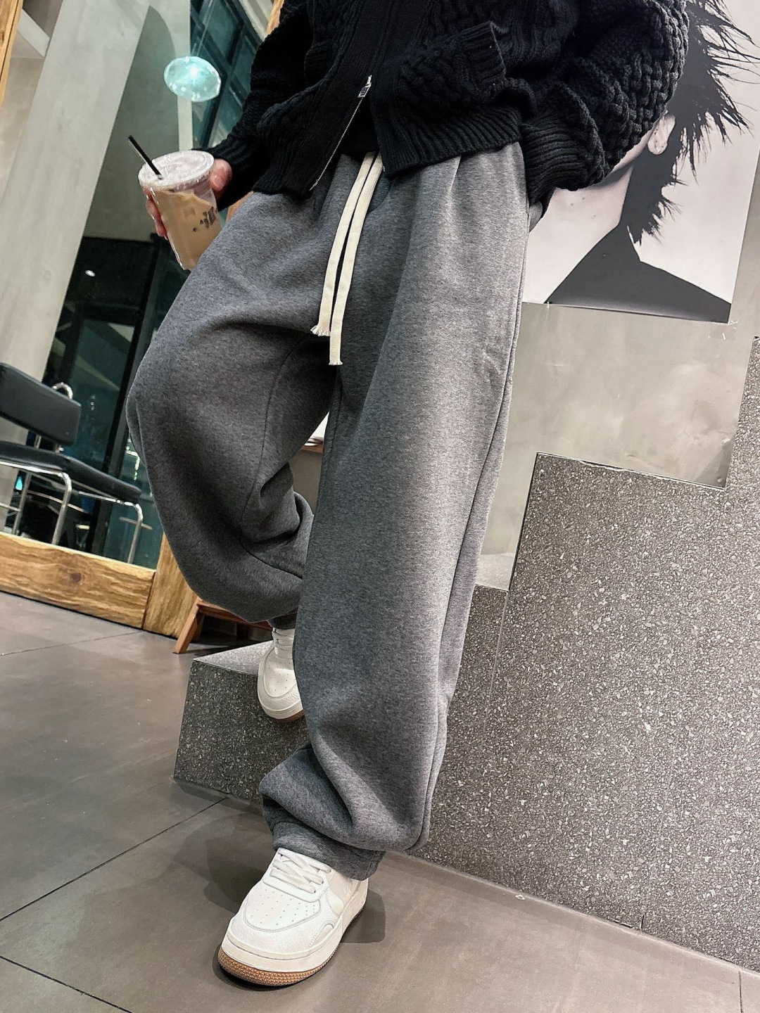 Lulu🔥🔥冬季新款休闲裤，采用优质纯棉加绒面料，手感柔软舒适，保暖性强，采用皮牌点缀，低调奢华，超级好