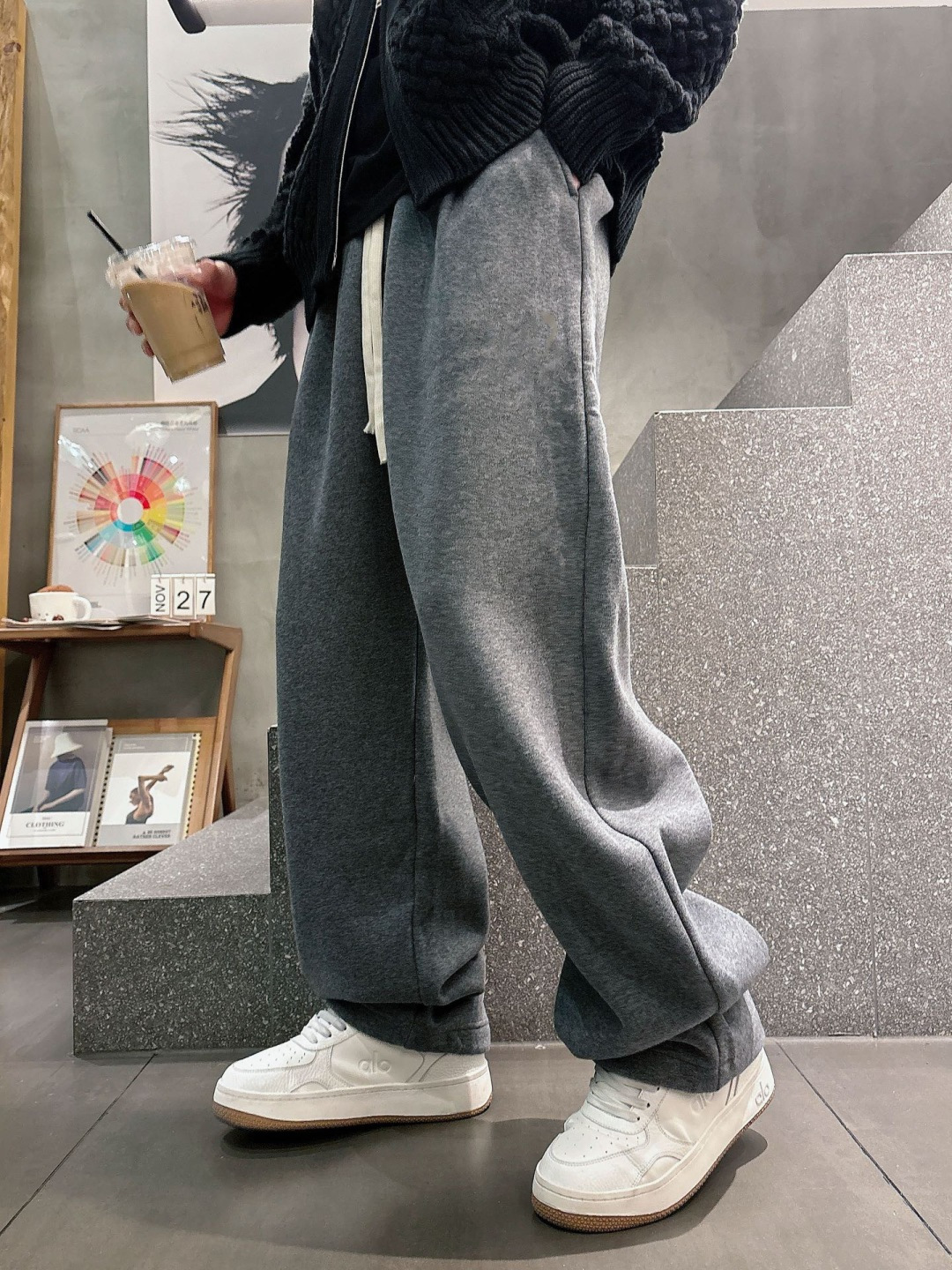 Lulu🔥🔥冬季新款休闲裤，采用优质纯棉加绒面料，手感柔软舒适，保暖性强，采用皮牌点缀，低调奢华，超级好