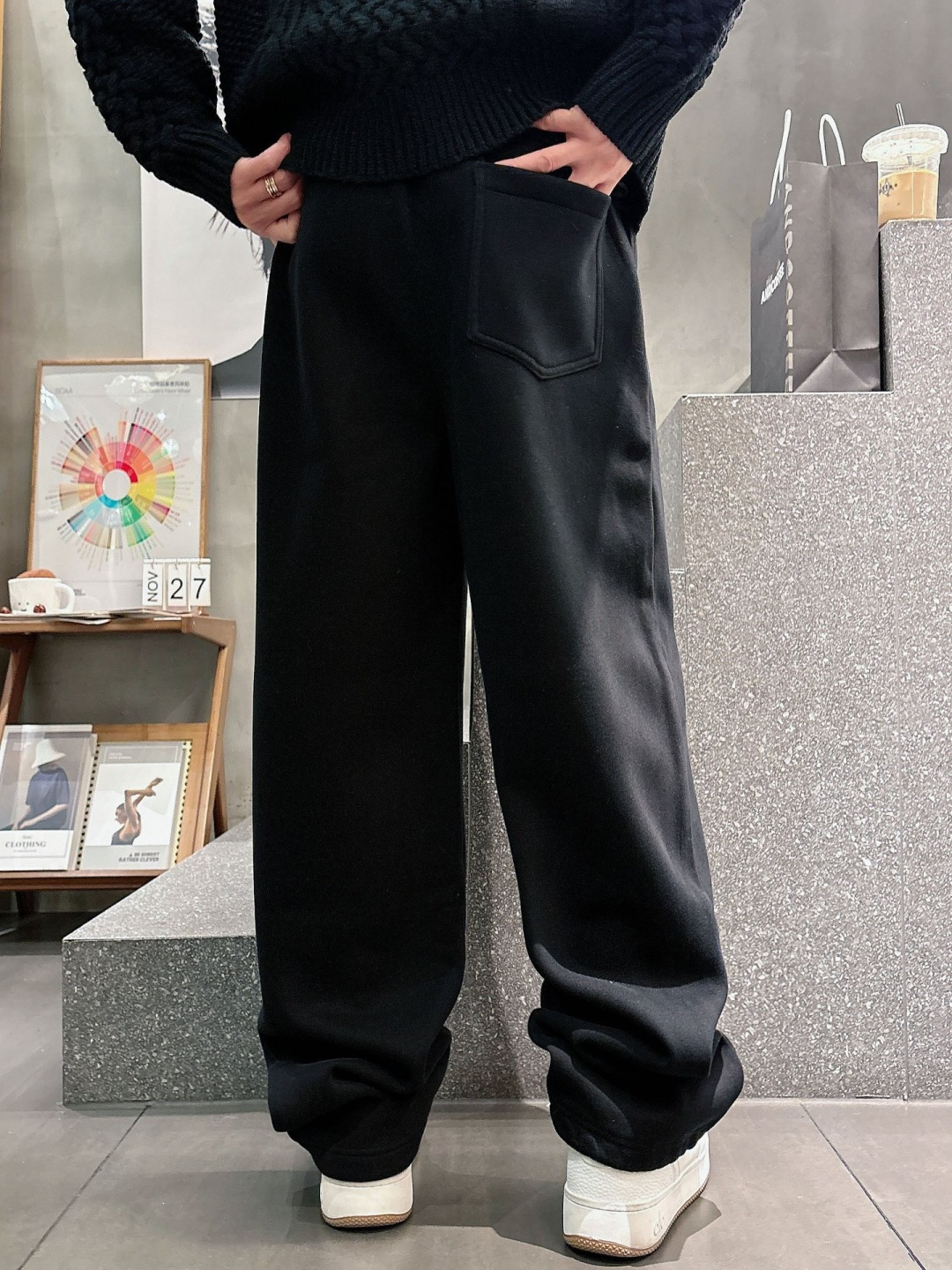 Lulu🔥🔥冬季新款休闲裤，采用优质纯棉加绒面料，手感柔软舒适，保暖性强，采用皮牌点缀，低调奢华，超级好