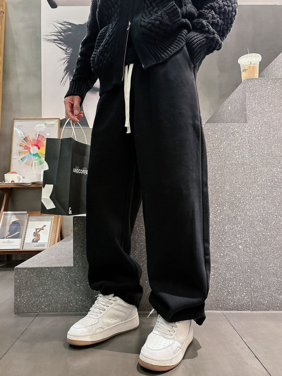 Lulu🔥🔥冬季新款休闲裤，采用优质纯棉加绒面料，手感柔软舒适，保暖性强，采用皮牌点缀，低调奢华，超级好