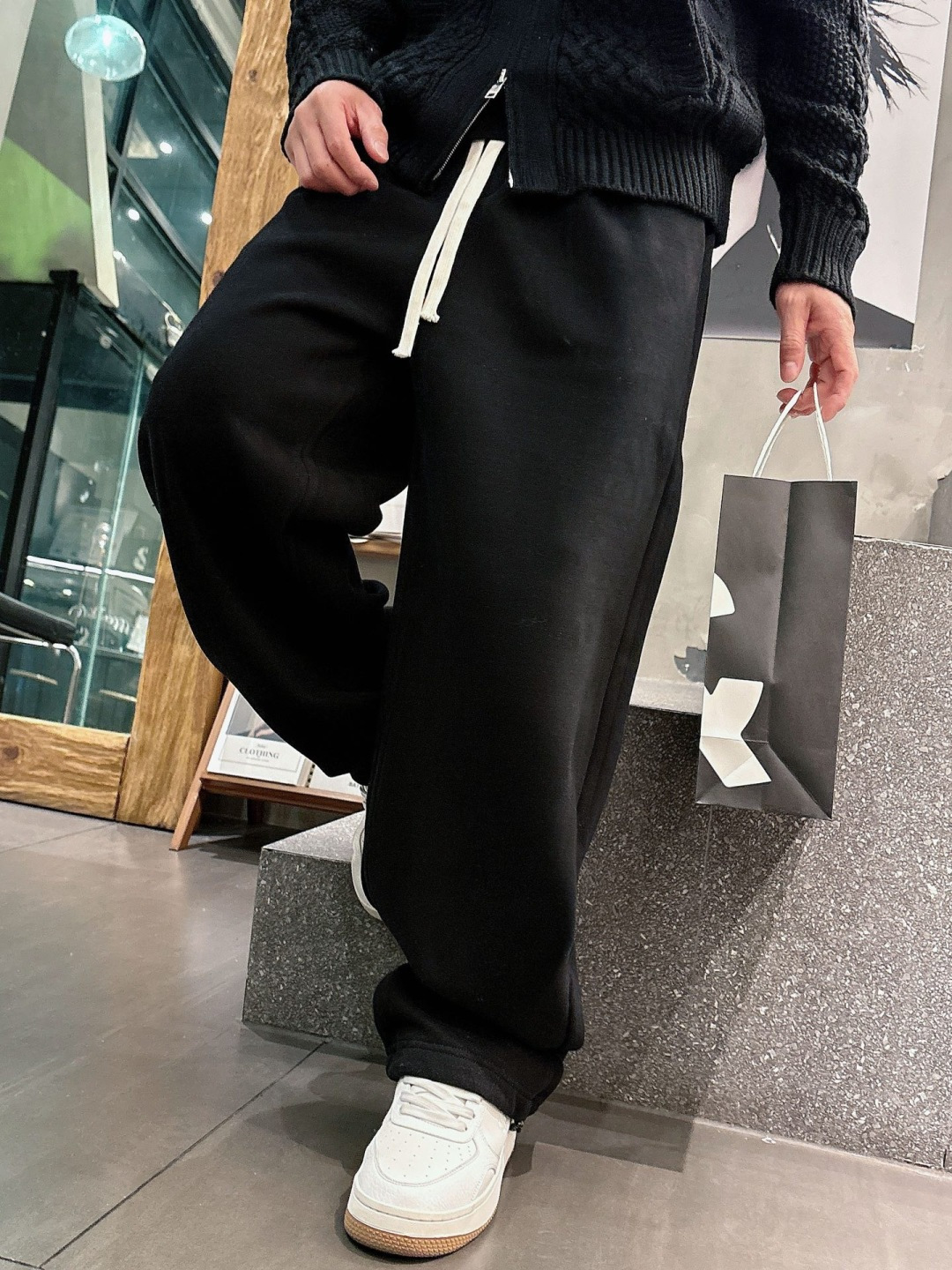 Lulu🔥🔥冬季新款休闲裤，采用优质纯棉加绒面料，手感柔软舒适，保暖性强，采用皮牌点缀，低调奢华，超级好