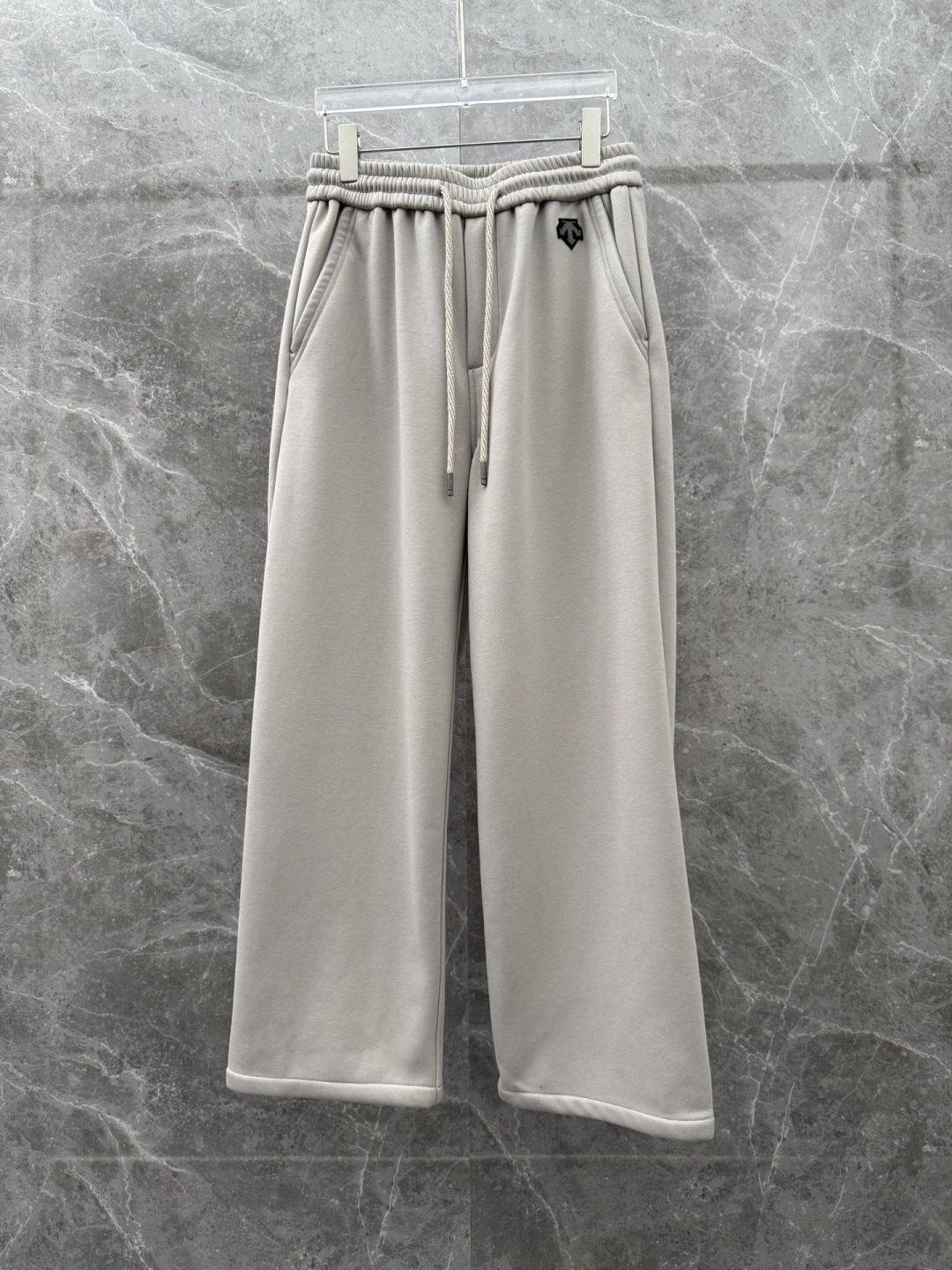 迪桑特 新款加绒休闲裤，香港洋行渠道货，高级优质面料，，细腻柔软程度非同一般。标识增添看点，处处彰显独特