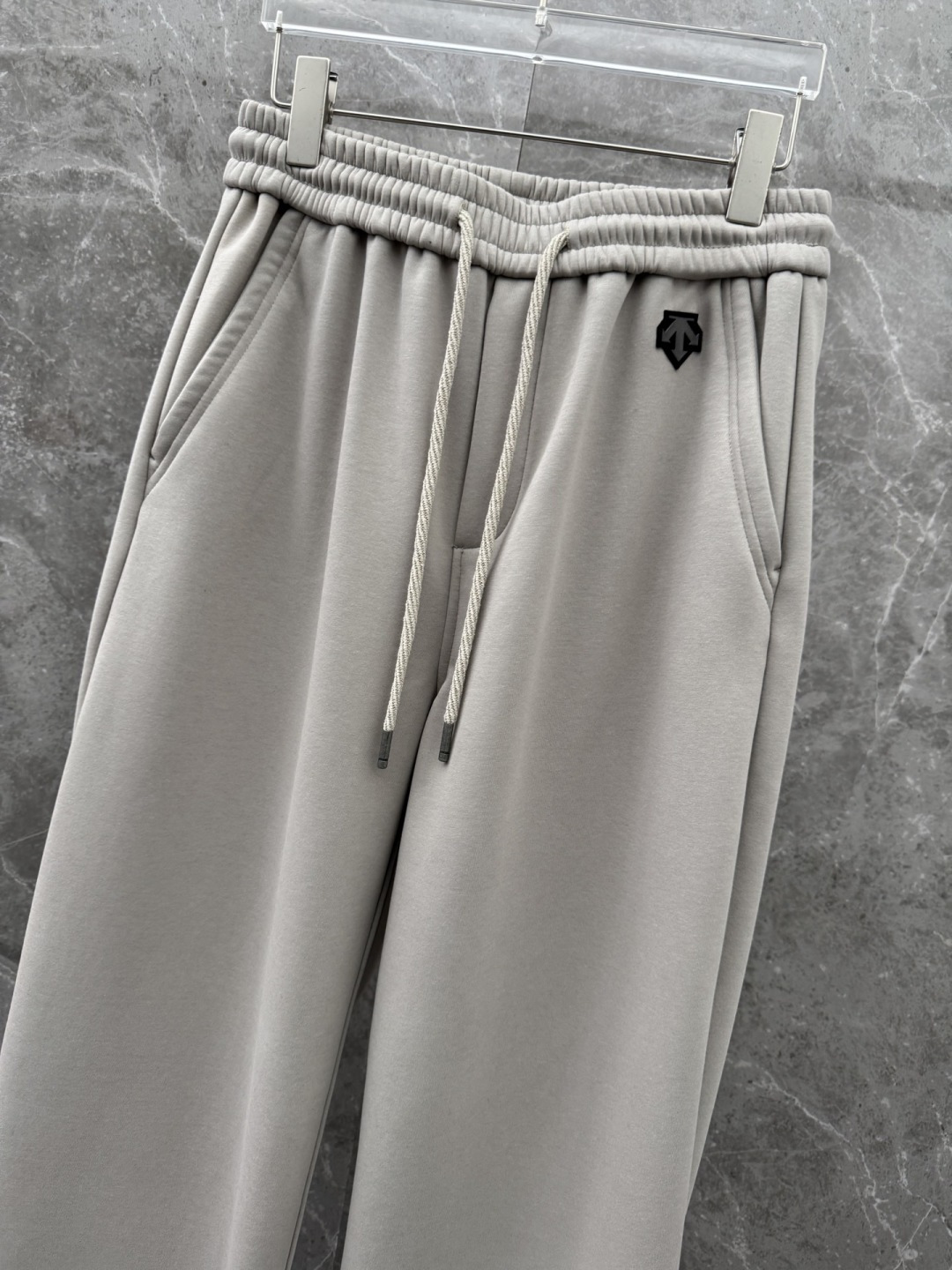 迪桑特 新款加绒休闲裤，香港洋行渠道货，高级优质面料，，细腻柔软程度非同一般。标识增添看点，处处彰显独特