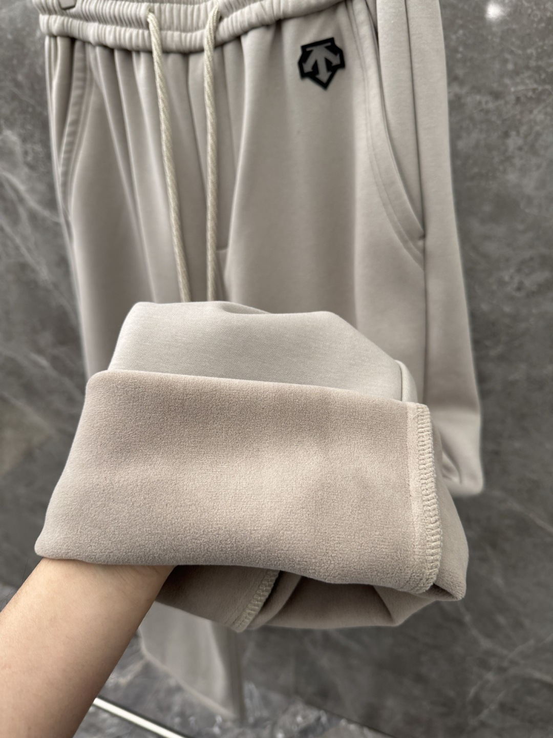 迪桑特 新款加绒休闲裤，香港洋行渠道货，高级优质面料，，细腻柔软程度非同一般。标识增添看点，处处彰显独特