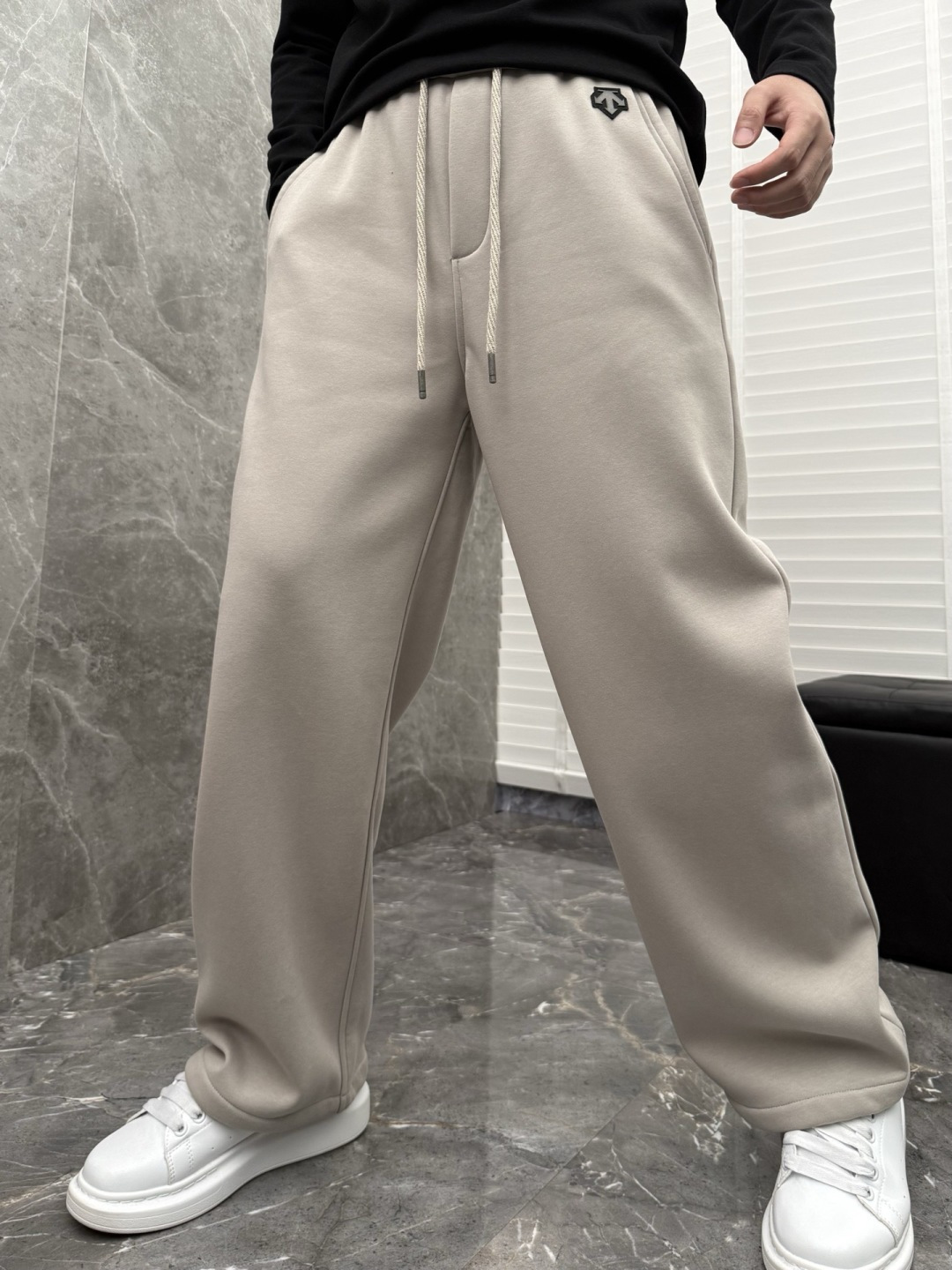 迪桑特 新款加绒休闲裤，香港洋行渠道货，高级优质面料，，细腻柔软程度非同一般。标识增添看点，处处彰显独特