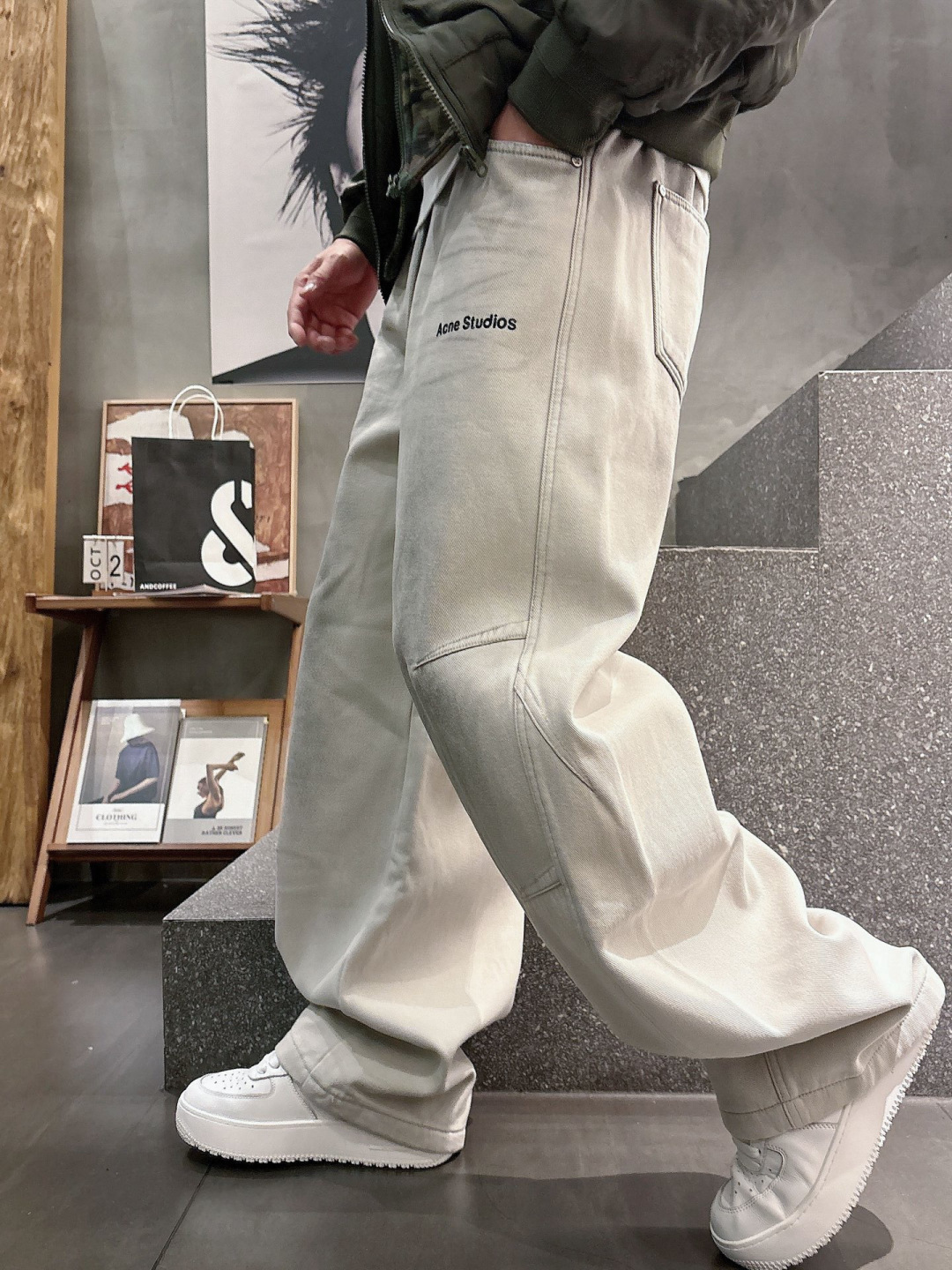 Acn🔥🔥冬季新款加绒直筒裤，采用进口优质斜纹棉水洗面料，整体采用水洗做旧设计工艺，面料柔软舒适！超级时