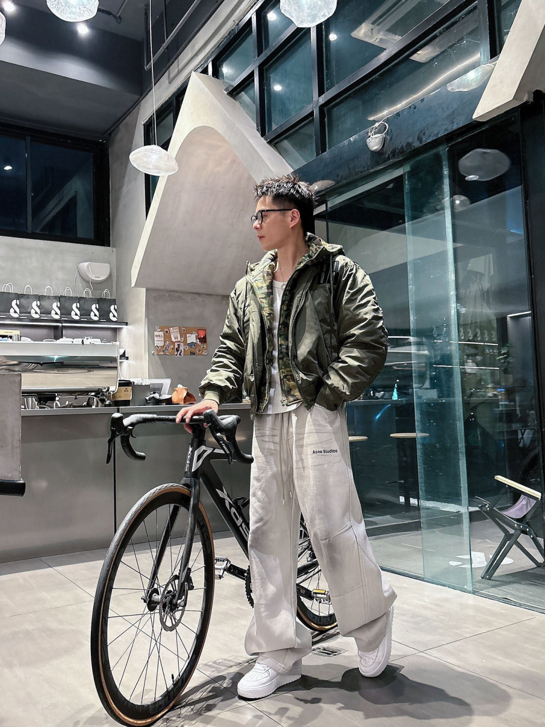 Acn🔥🔥冬季新款加绒直筒裤，采用进口优质斜纹棉水洗面料，整体采用水洗做旧设计工艺，面料柔软舒适！超级时