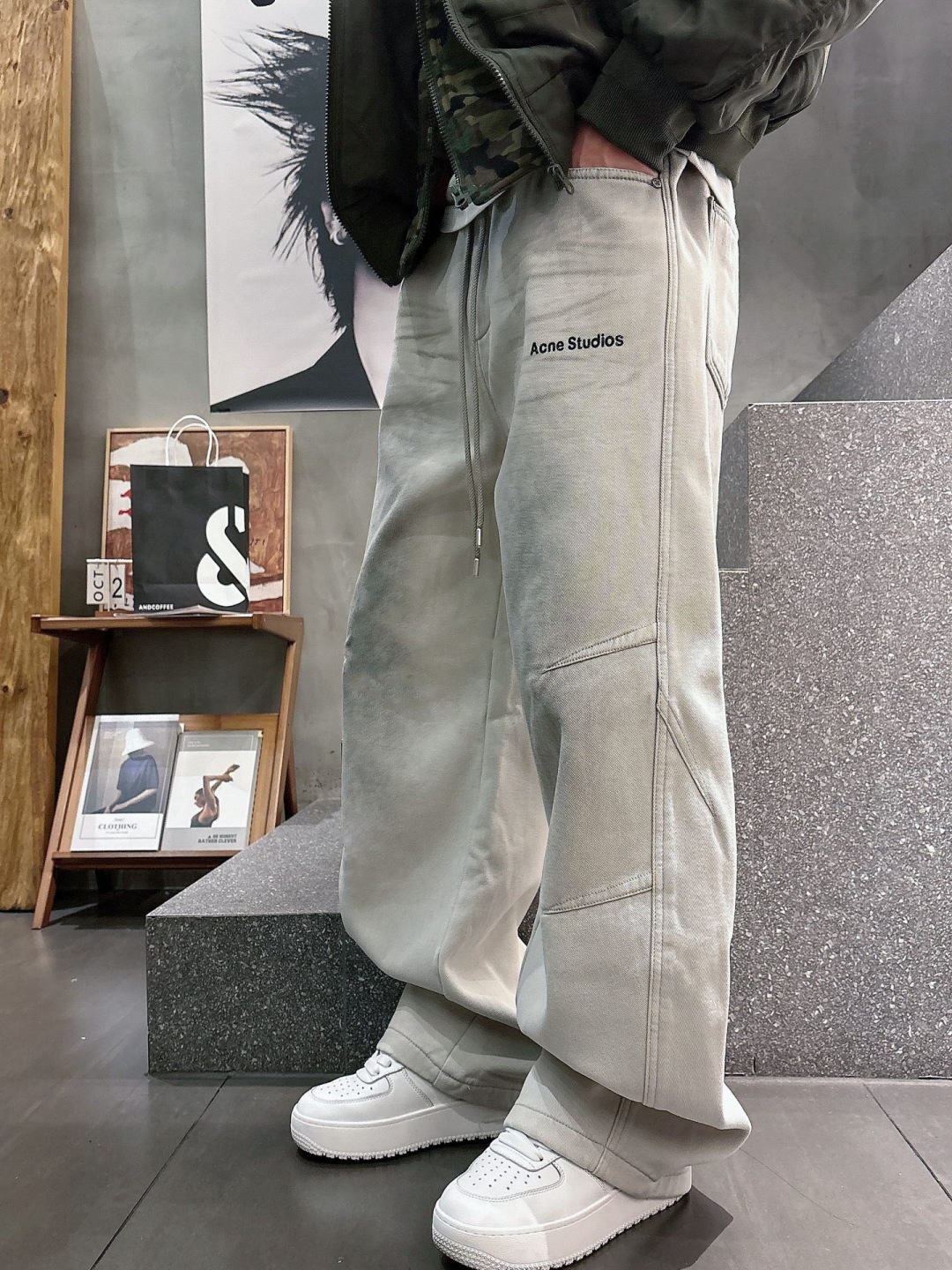 Acn🔥🔥冬季新款加绒直筒裤，采用进口优质斜纹棉水洗面料，整体采用水洗做旧设计工艺，面料柔软舒适！超级时