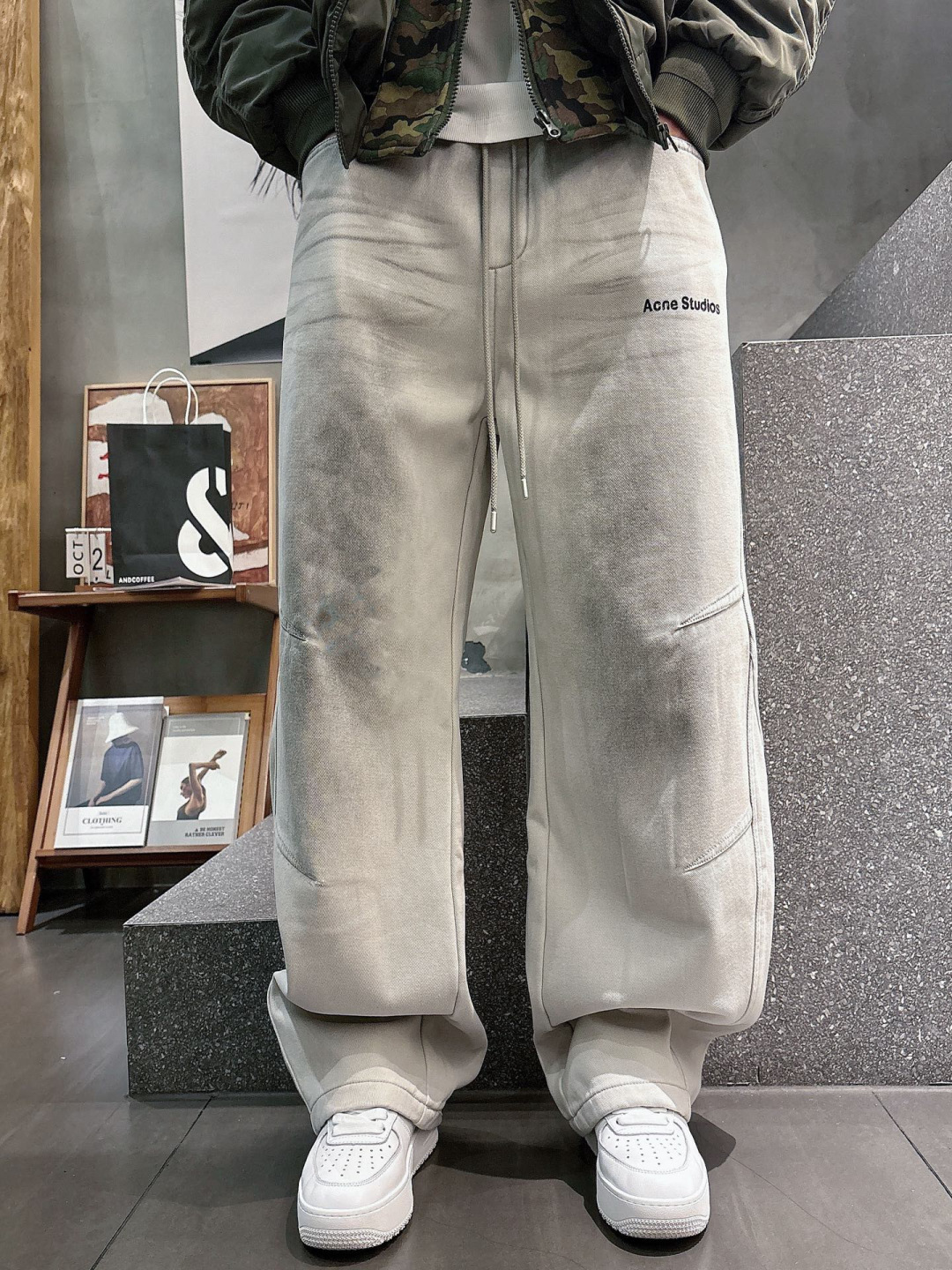 Acn🔥🔥冬季新款加绒直筒裤，采用进口优质斜纹棉水洗面料，整体采用水洗做旧设计工艺，面料柔软舒适！超级时