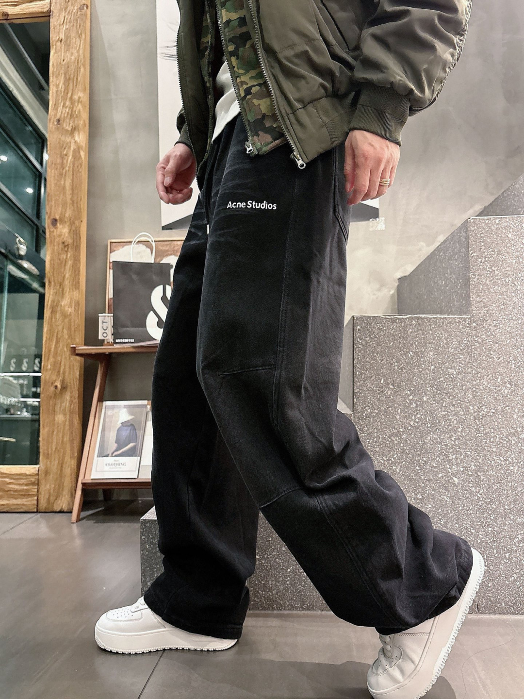 Acn🔥🔥冬季新款加绒直筒裤，采用进口优质斜纹棉水洗面料，整体采用水洗做旧设计工艺，面料柔软舒适！超级时