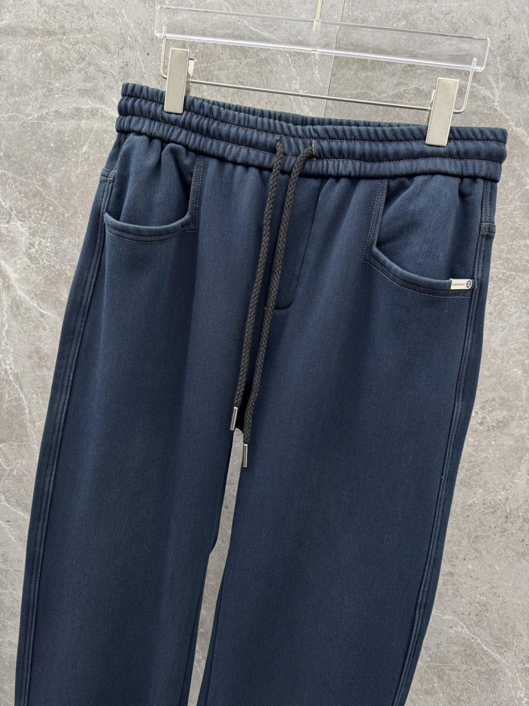 Lulu🌈🌈新款加绒休闲裤，采用高定加绒面料，手感柔软舒适，亲肤透气。后口袋采用logo点缀，五金效果拉