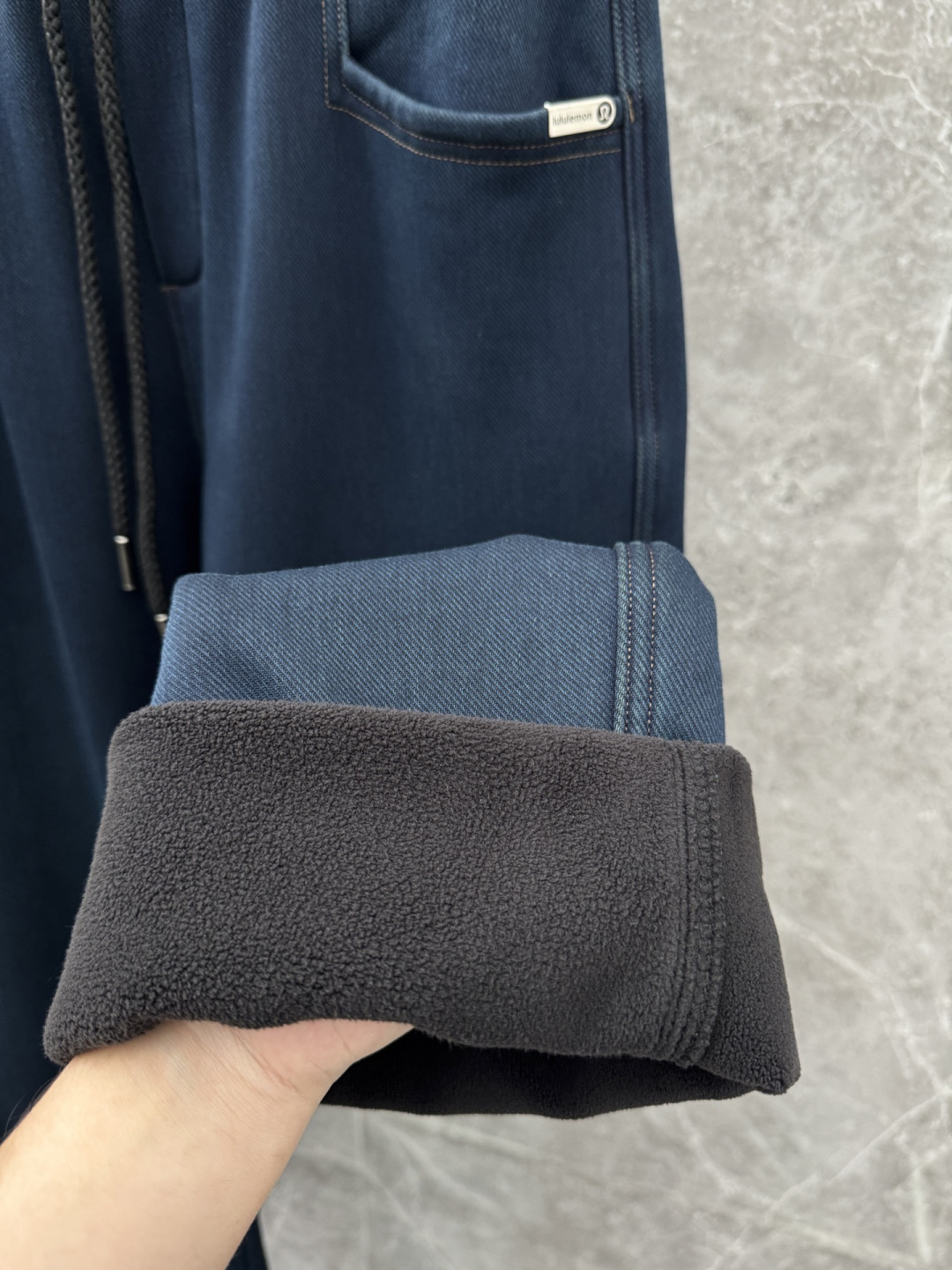 Lulu🌈🌈新款加绒休闲裤，采用高定加绒面料，手感柔软舒适，亲肤透气。后口袋采用logo点缀，五金效果拉