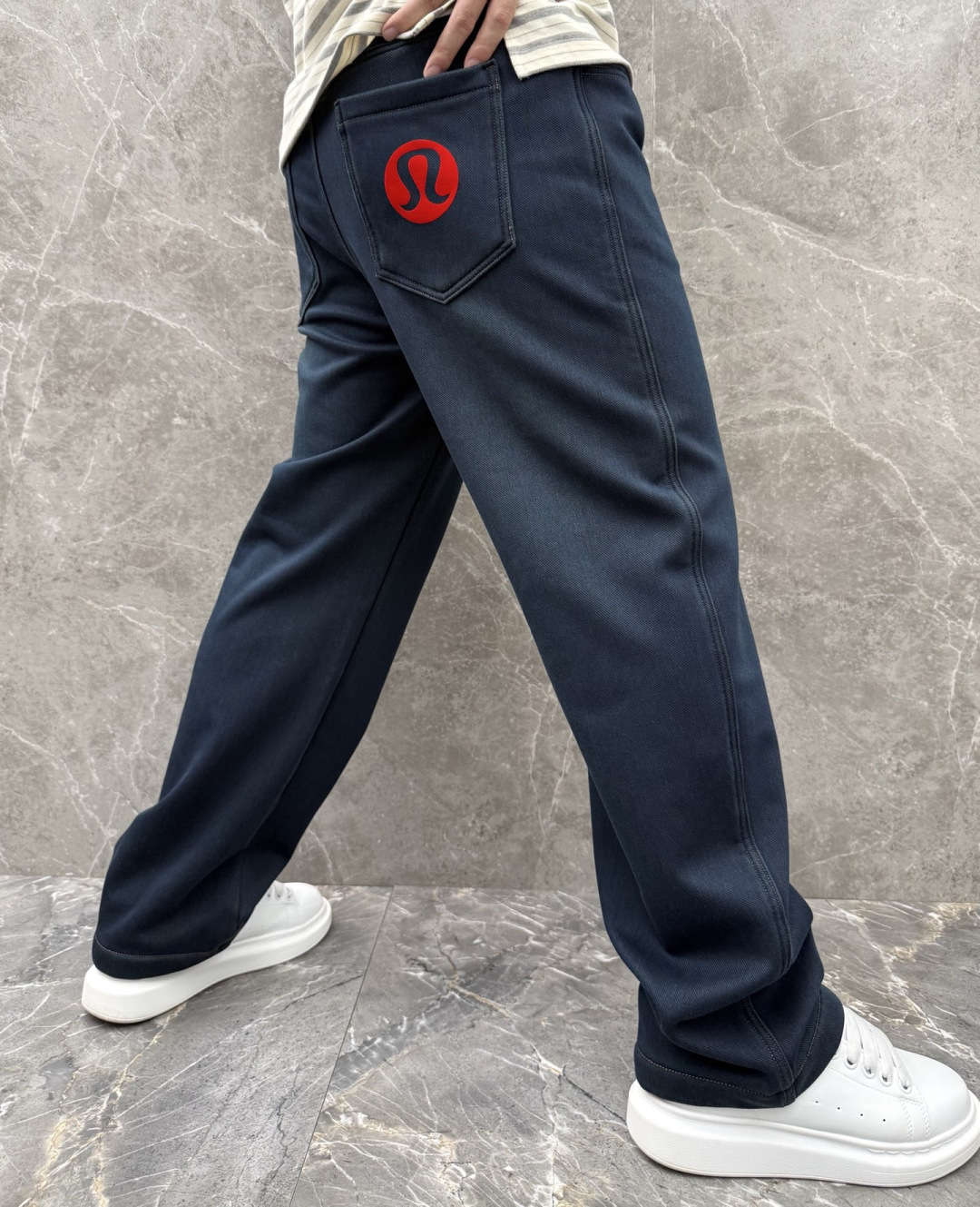 Lulu🌈🌈新款加绒休闲裤，采用高定加绒面料，手感柔软舒适，亲肤透气。后口袋采用logo点缀，五金效果拉