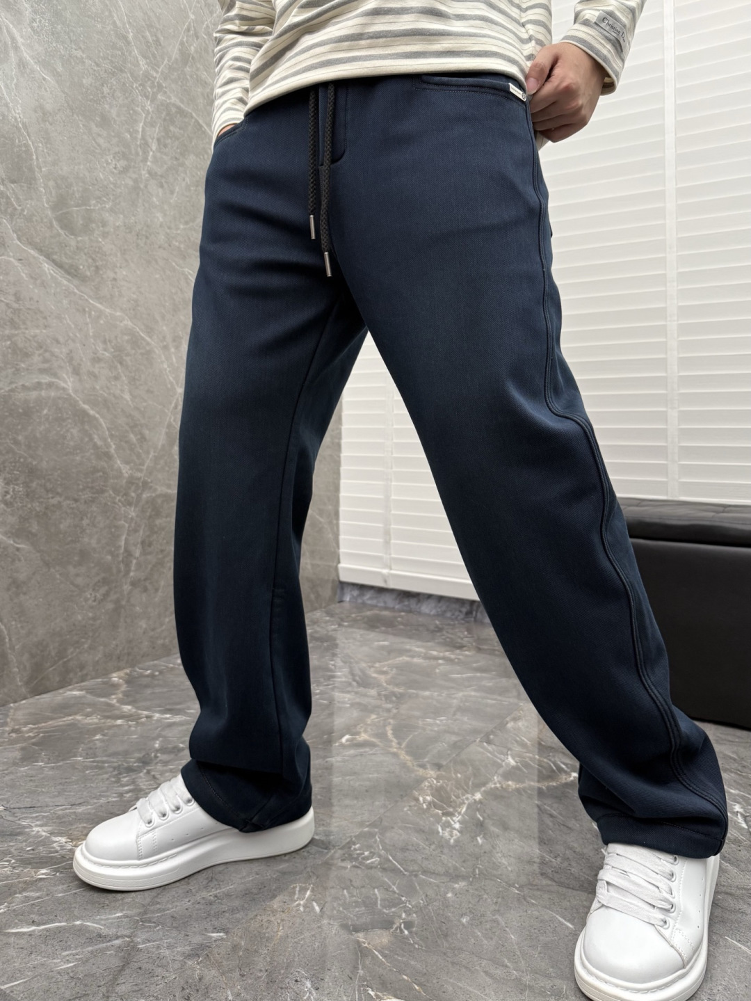 Lulu🌈🌈新款加绒休闲裤，采用高定加绒面料，手感柔软舒适，亲肤透气。后口袋采用logo点缀，五金效果拉