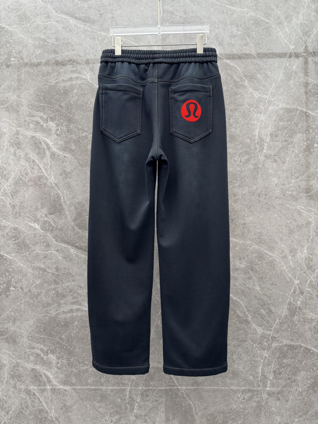 Lulu🌈🌈新款加绒休闲裤，采用高定加绒面料，手感柔软舒适，亲肤透气。后口袋采用logo点缀，五金效果拉