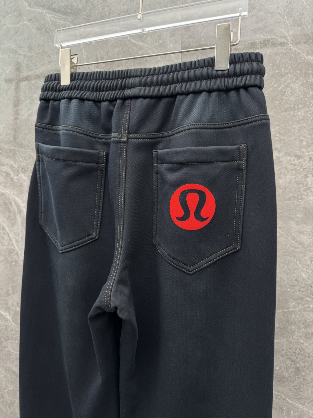 Lulu🌈🌈新款加绒休闲裤，采用高定加绒面料，手感柔软舒适，亲肤透气。后口袋采用logo点缀，五金效果拉