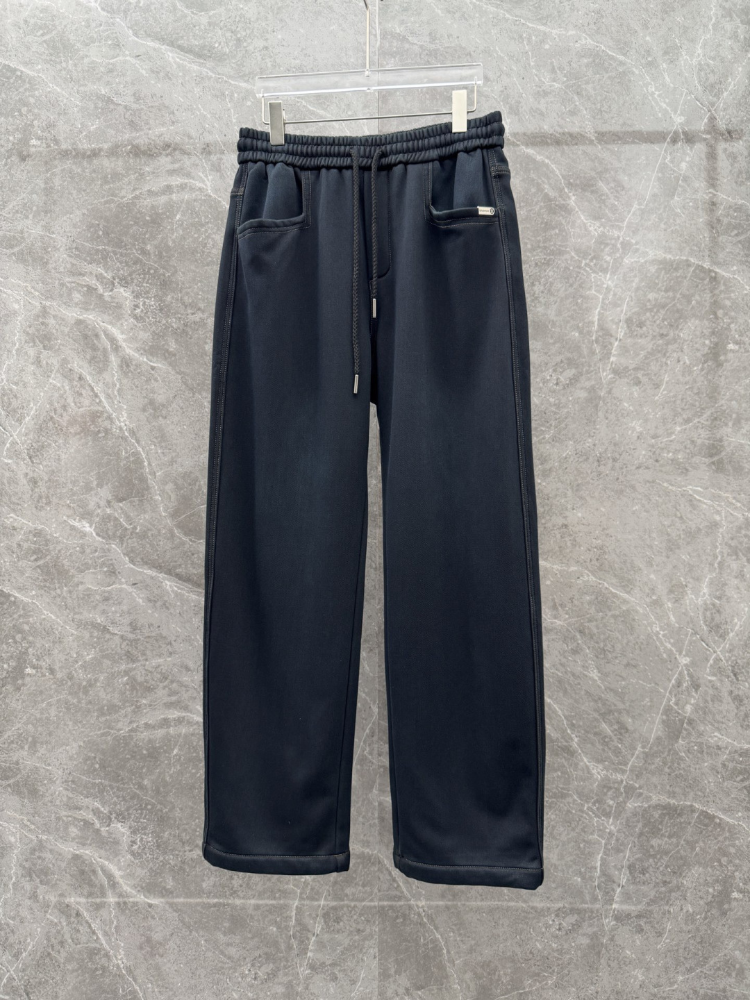 Lulu🌈🌈新款加绒休闲裤，采用高定加绒面料，手感柔软舒适，亲肤透气。后口袋采用logo点缀，五金效果拉