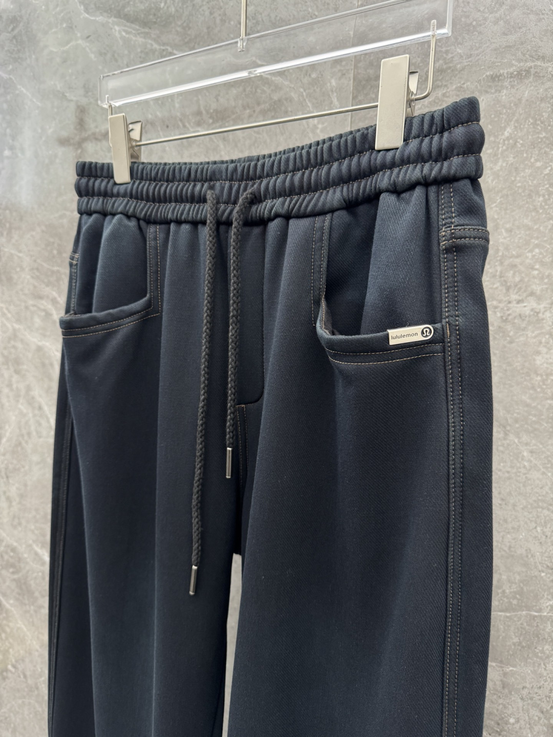 Lulu🌈🌈新款加绒休闲裤，采用高定加绒面料，手感柔软舒适，亲肤透气。后口袋采用logo点缀，五金效果拉