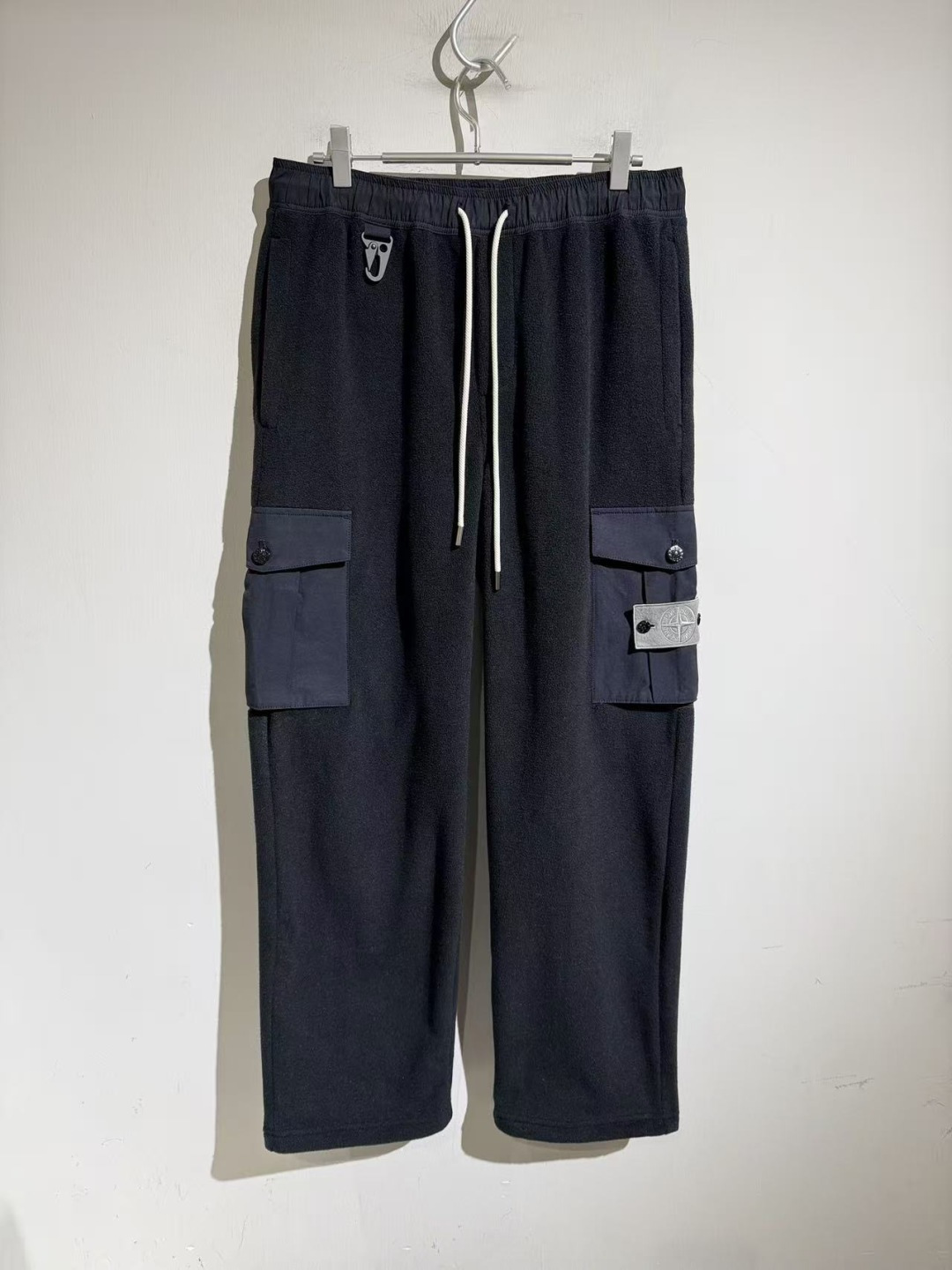 藏蓝色工装版型 进口摇粒绒 谁穿谁舒服！！石头灰标系列….多种面料批接处理。户外感满满。。进口摇粒绒手感