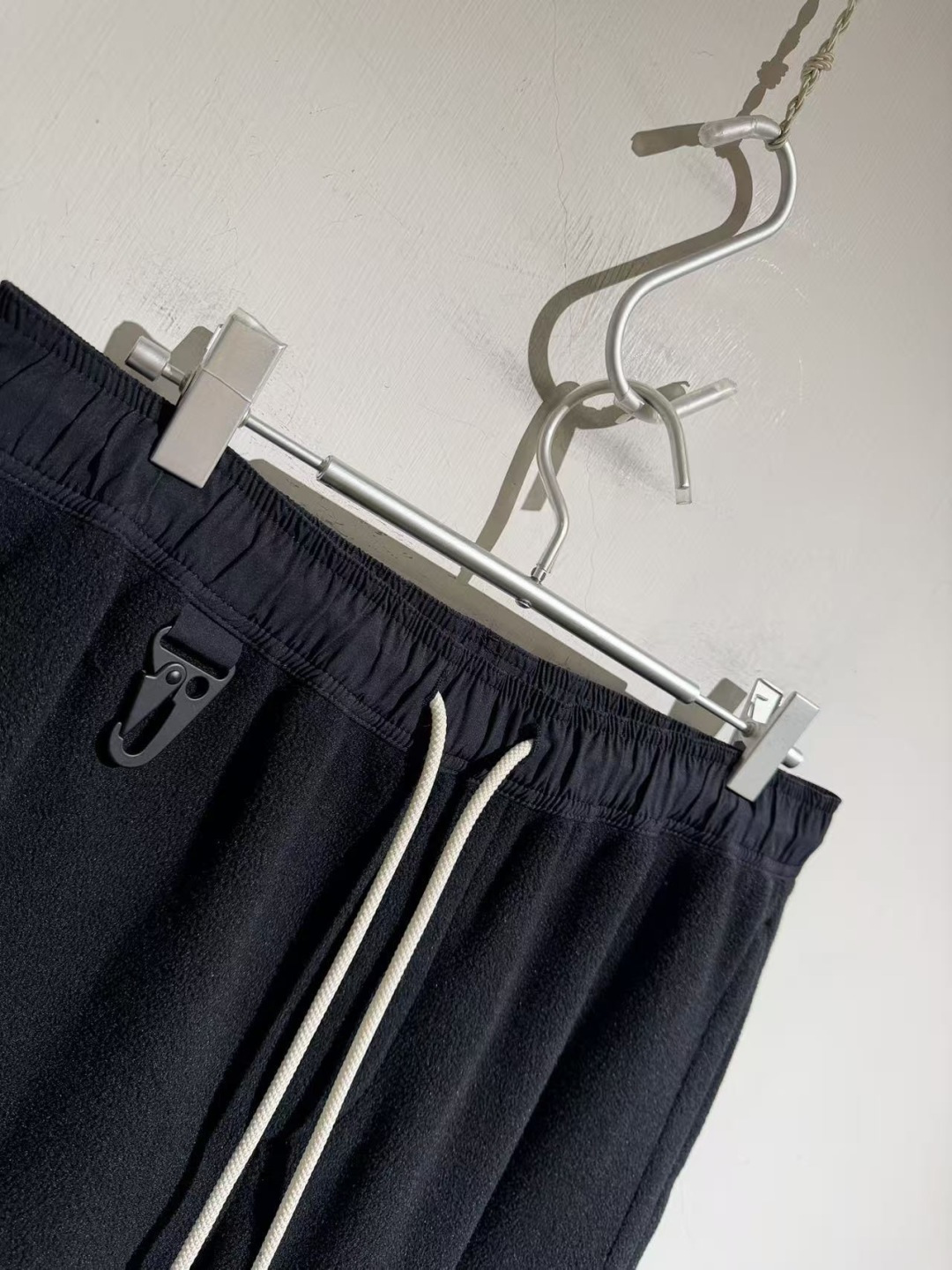 藏蓝色工装版型 进口摇粒绒 谁穿谁舒服！！石头灰标系列….多种面料批接处理。户外感满满。。进口摇粒绒手感