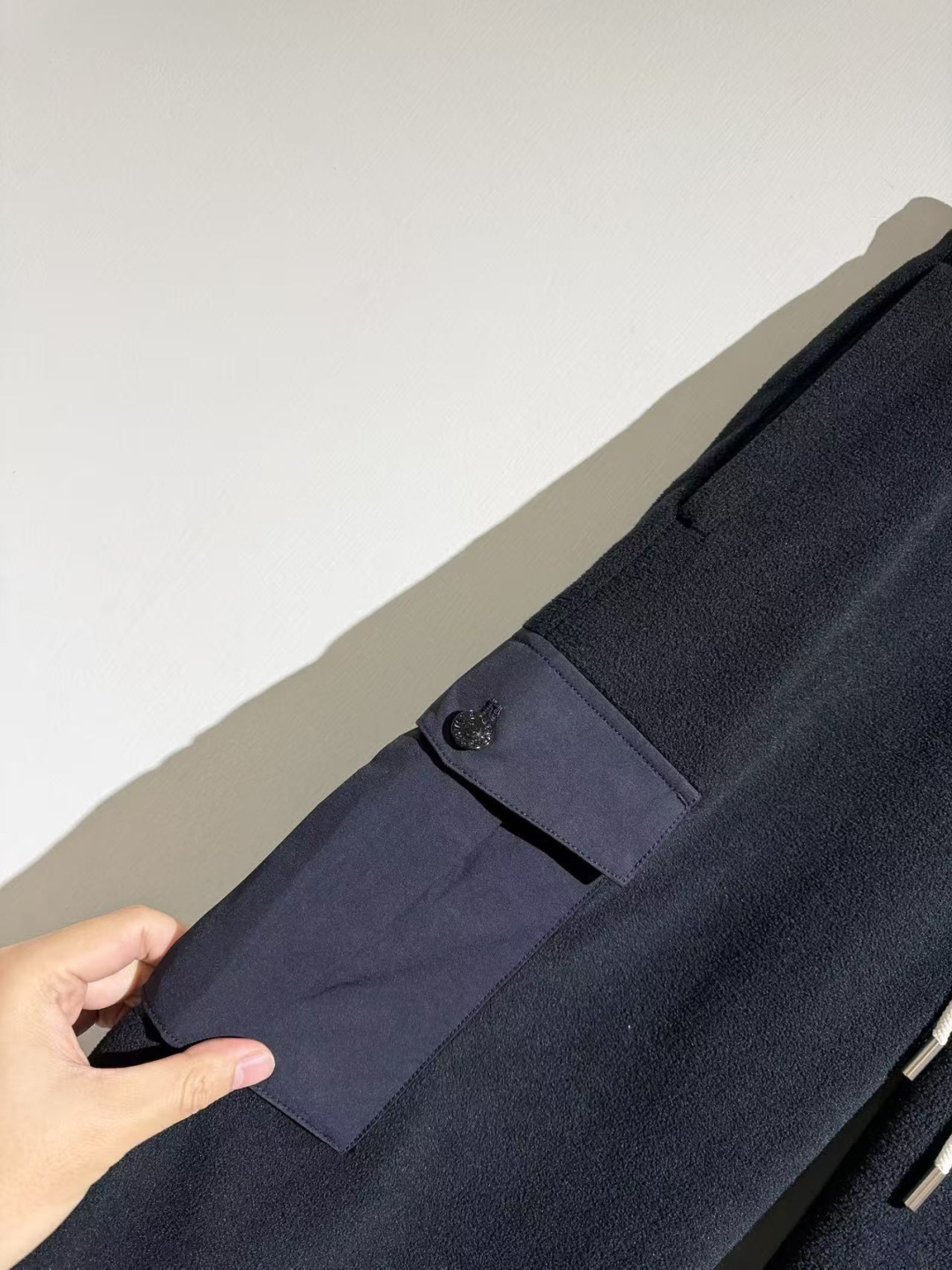 藏蓝色工装版型 进口摇粒绒 谁穿谁舒服！！石头灰标系列….多种面料批接处理。户外感满满。。进口摇粒绒手感