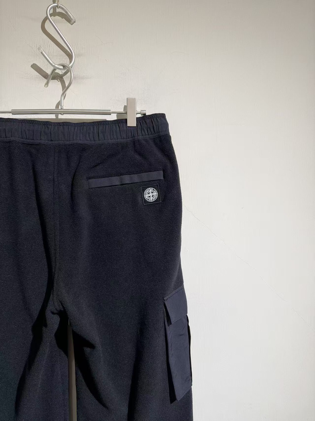 藏蓝色工装版型 进口摇粒绒 谁穿谁舒服！！石头灰标系列….多种面料批接处理。户外感满满。。进口摇粒绒手感