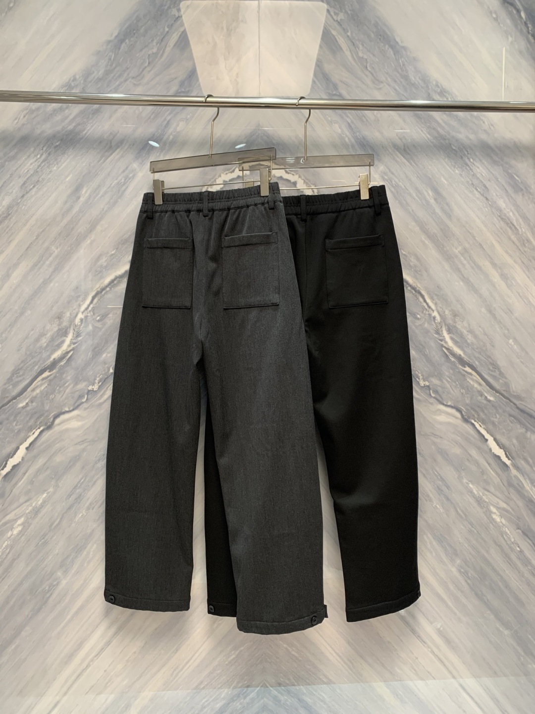 层序之境CEL柜台同步加绒直筒叠层长裤在都市机能与极简美学的交汇点，CEL以建筑般的思维重构裤装逻辑。这