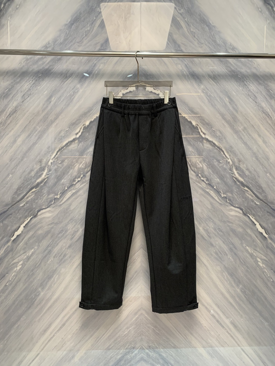 层序之境CEL柜台同步加绒直筒叠层长裤在都市机能与极简美学的交汇点，CEL以建筑般的思维重构裤装逻辑。这