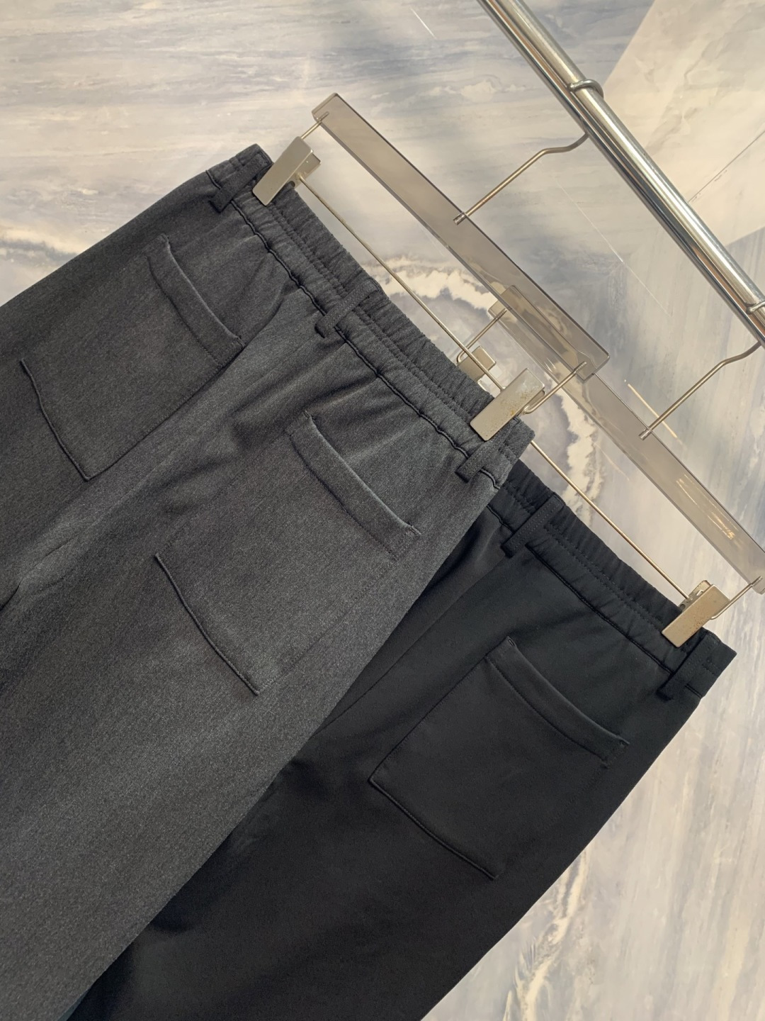 层序之境CEL柜台同步加绒直筒叠层长裤在都市机能与极简美学的交汇点，CEL以建筑般的思维重构裤装逻辑。这