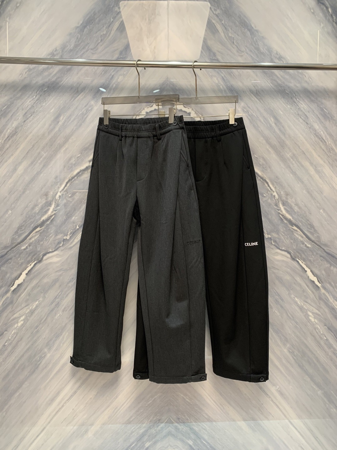 层序之境CEL柜台同步加绒直筒叠层长裤在都市机能与极简美学的交汇点，CEL以建筑般的思维重构裤装逻辑。这