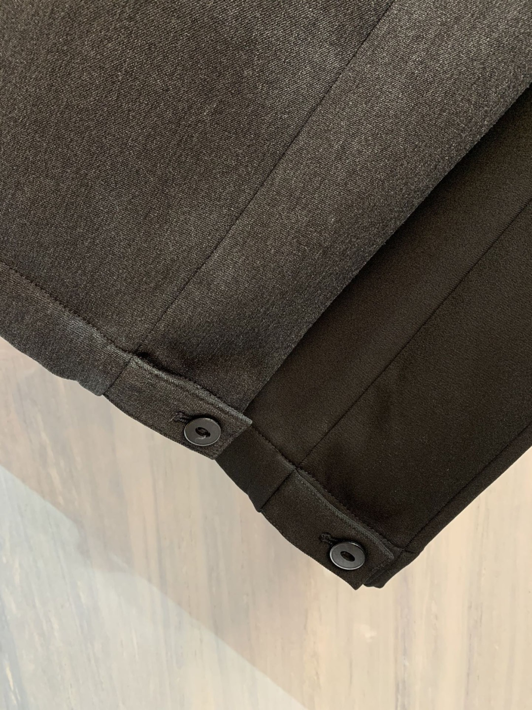 层序之境CEL柜台同步加绒直筒叠层长裤在都市机能与极简美学的交汇点，CEL以建筑般的思维重构裤装逻辑。这