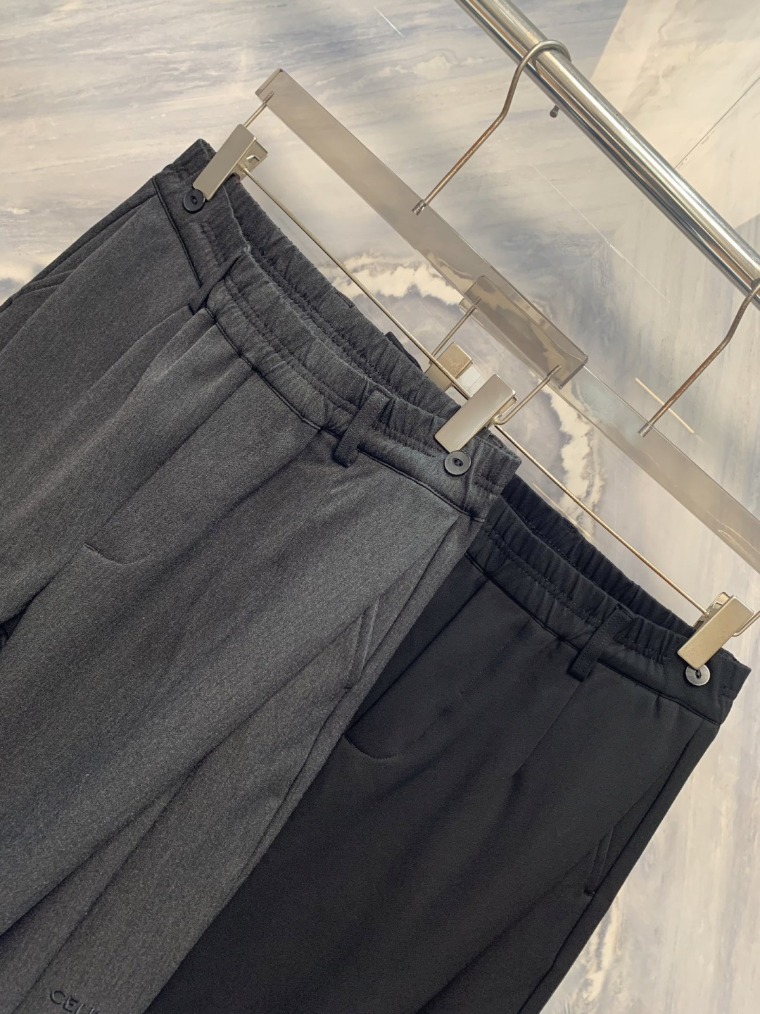 层序之境CEL柜台同步加绒直筒叠层长裤在都市机能与极简美学的交汇点，CEL以建筑般的思维重构裤装逻辑。这