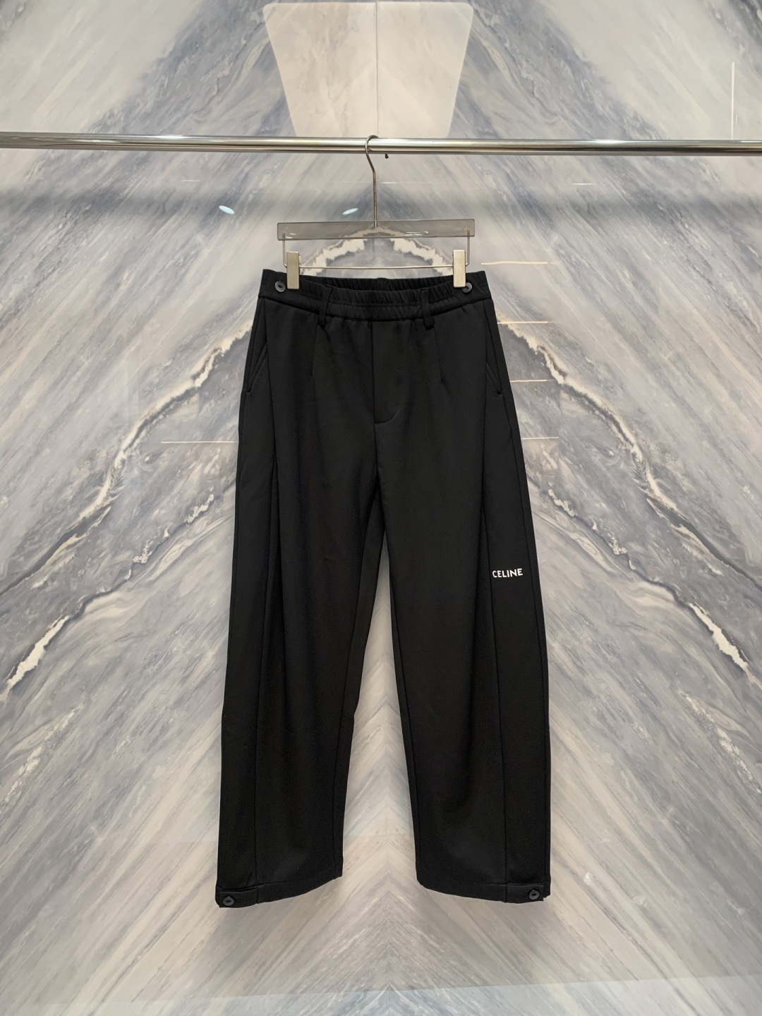 层序之境CEL柜台同步加绒直筒叠层长裤在都市机能与极简美学的交汇点，CEL以建筑般的思维重构裤装逻辑。这