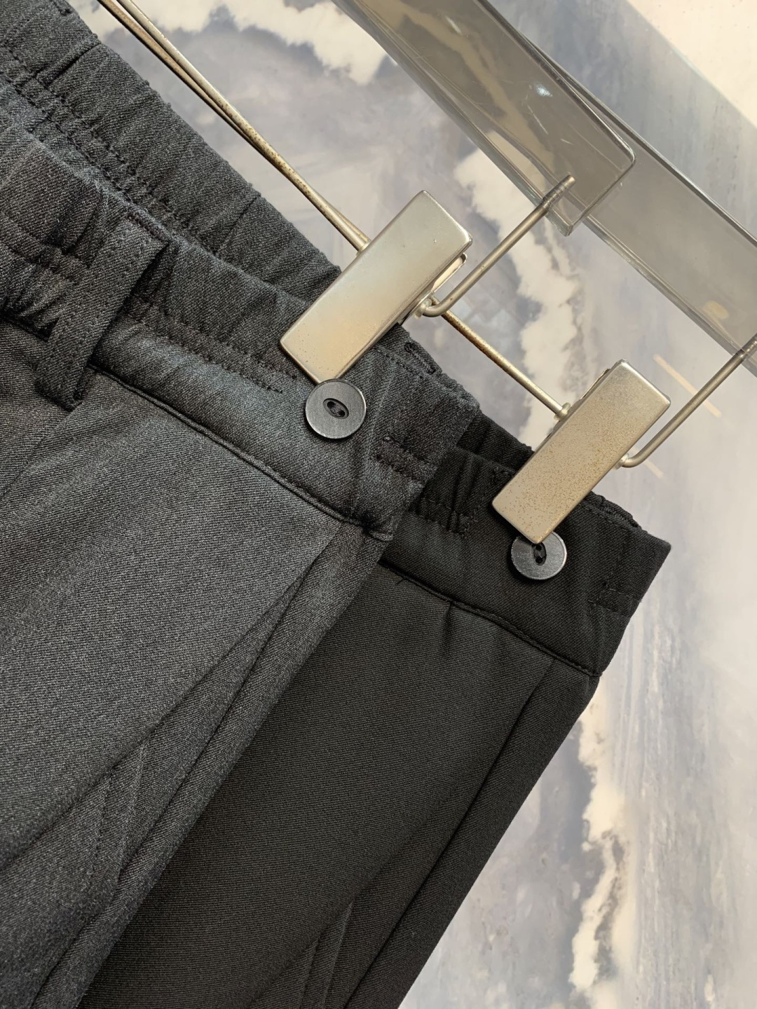 层序之境CEL柜台同步加绒直筒叠层长裤在都市机能与极简美学的交汇点，CEL以建筑般的思维重构裤装逻辑。这