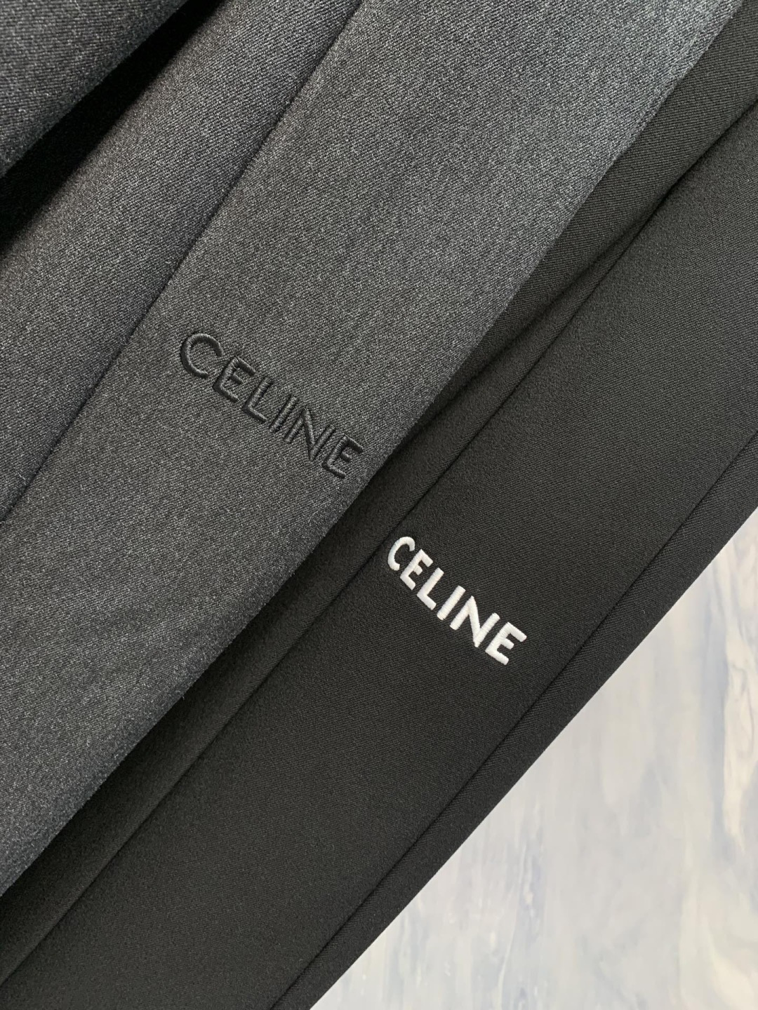 层序之境CEL柜台同步加绒直筒叠层长裤在都市机能与极简美学的交汇点，CEL以建筑般的思维重构裤装逻辑。这