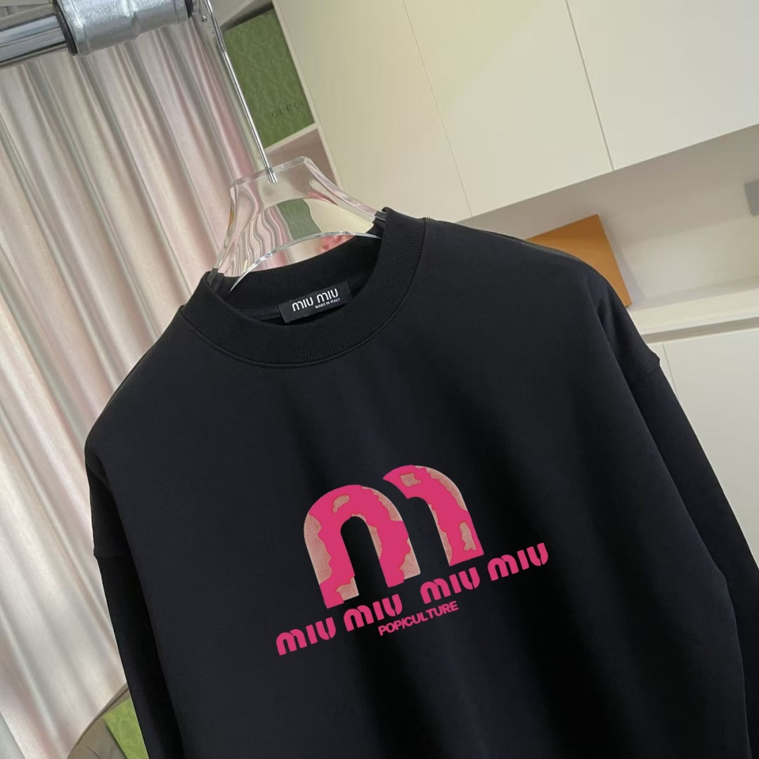 Miu Miu 2025冬季新款 个性字母logo印花 定制面料400g 圆领卫衣 男女同款尺码：S M