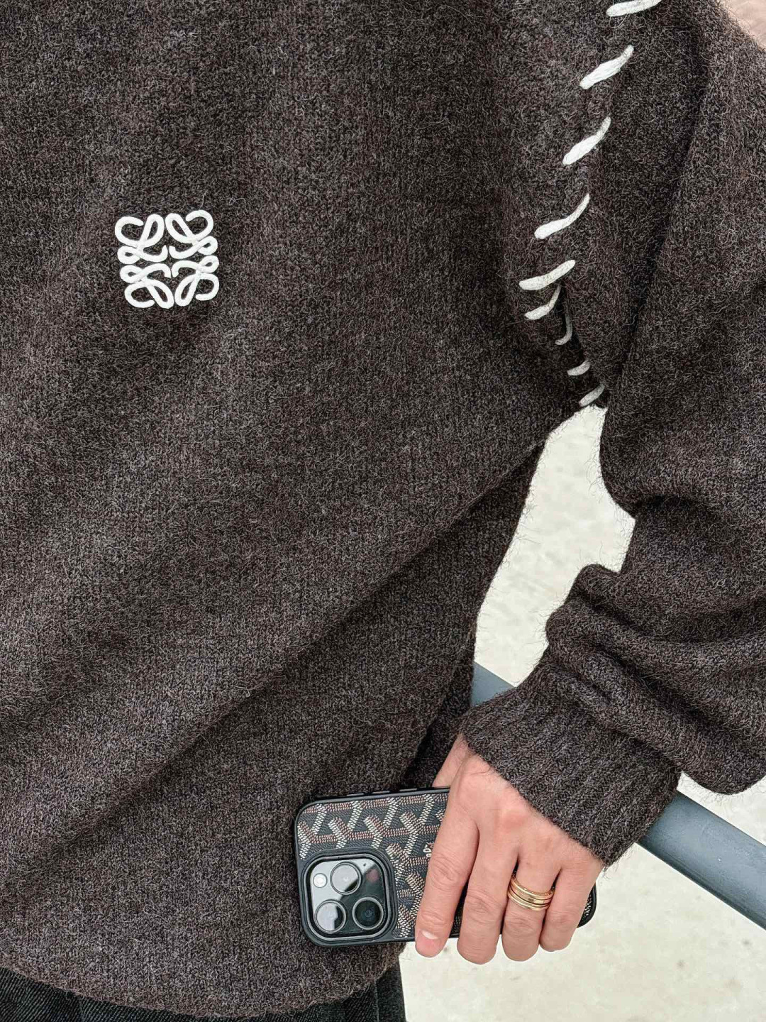 罗家新款毛衫毛衣，上身宽松纱线采用细针织法，上身舒适，不挑身材 男女同款，秋冬毛衣，是今年最好看的情侣装